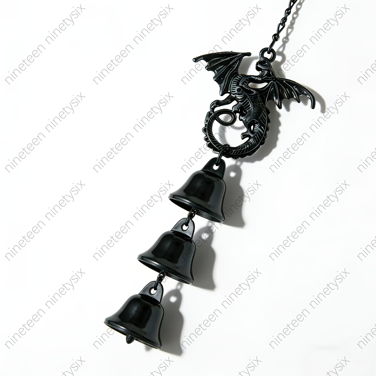 E-shop Ein großes schwarzes Drachen-Metall-Windspiel-Set, die Gesamtfarbe ist schwarz. Metall-Schwenkhaken-Material, mit drei gleichfarbigen