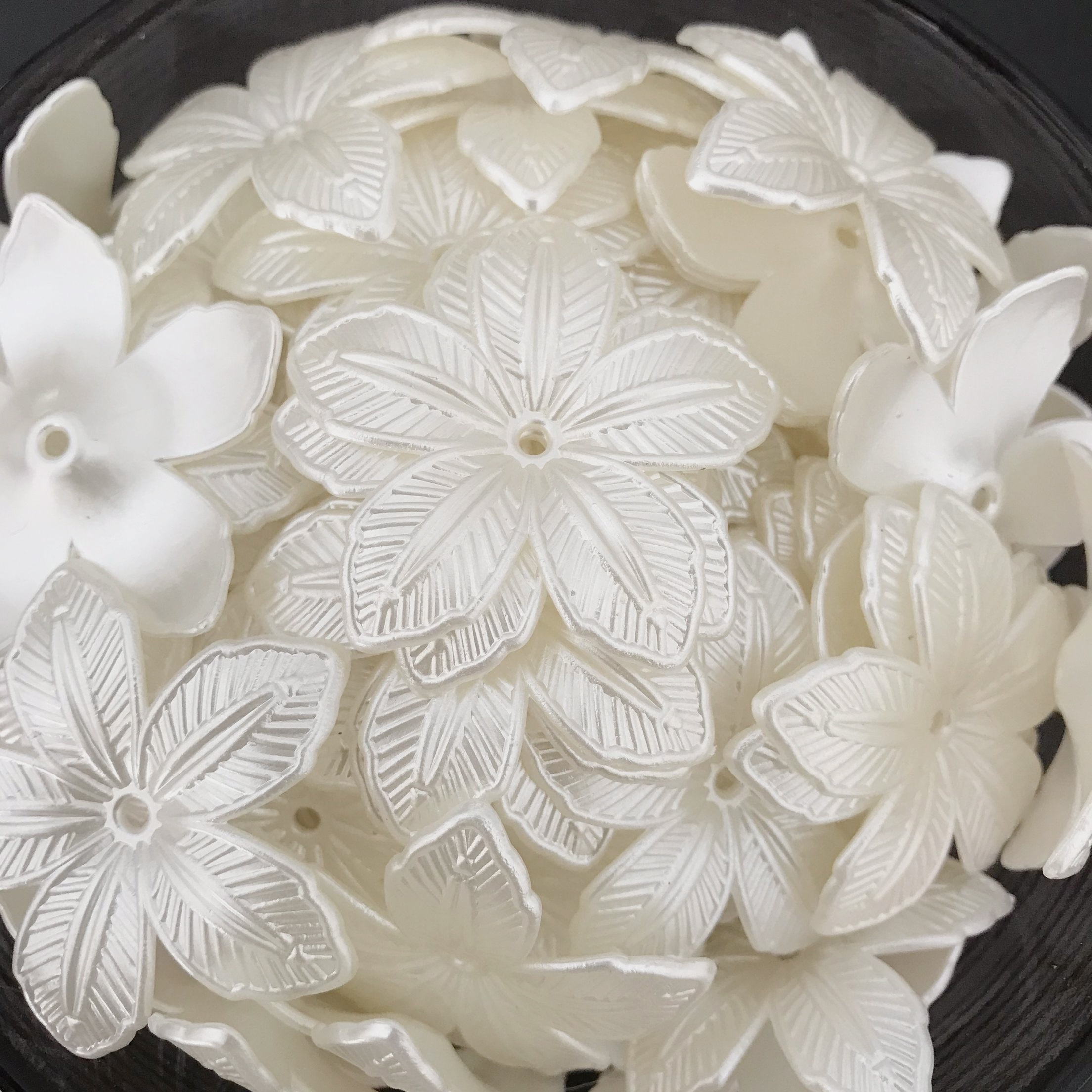TEMU 10 stuks ABS 5-bladige bloemkralen met gelaagde 5-bladige bloemblaadjes - DIY haarspeld, broche, knutsel- en projectbenodigdheden - Realistische