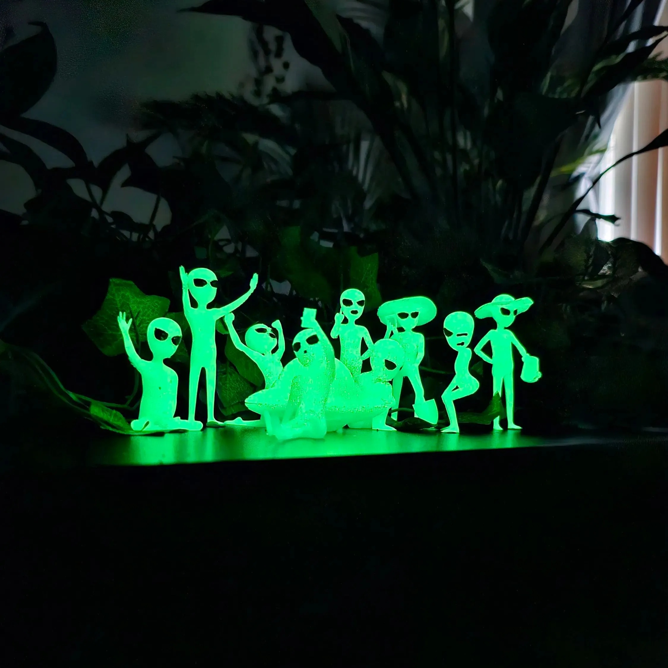 

10-piece Glow-in-the-dark Alien & Ghost Resin Ornaments Set - Perfect For Home, Garden, And Outdoor Decor