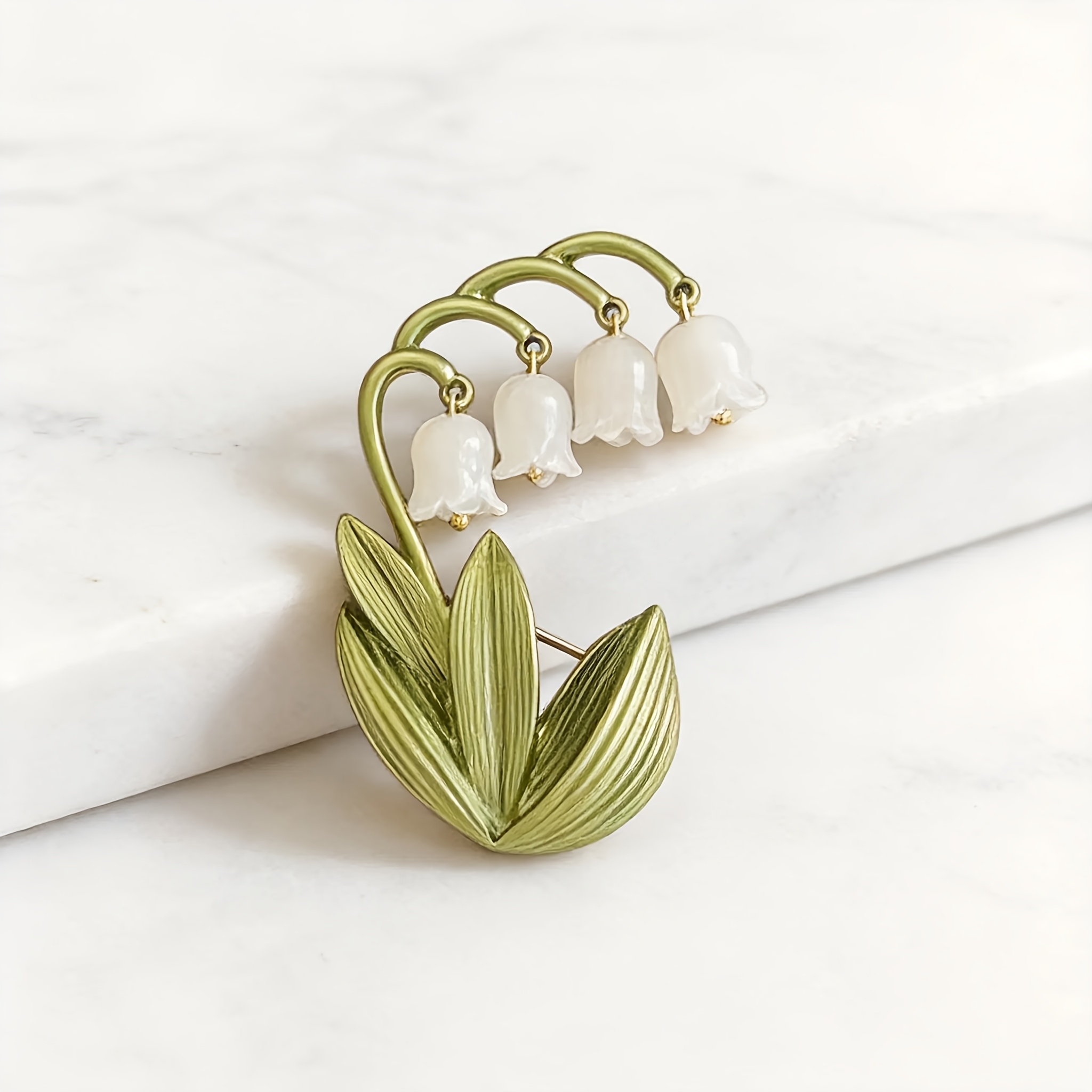 TEMU Broche Élégante : Accessoire Femme Design et Broche Pompon Premium Haut de Gamme Luxe Léger Niche Broche Accessoire Vêtement Broche Vintage