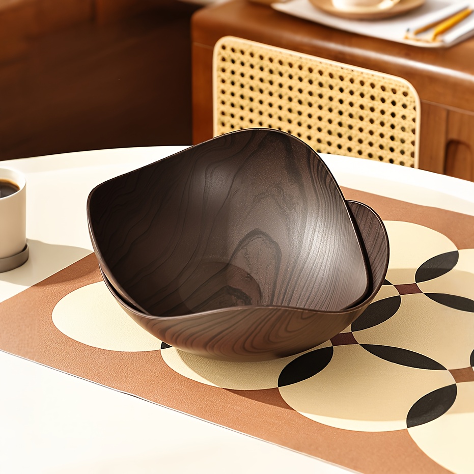 Bandeja triangular de plástico para frutas con textura similar al madera, cuenco irregular para frutas, aperitivos y frutos secos en la sala de estar, con una superficie lisa que es fácil de limpiar. Hecha de plástico duradero, esta bandeja multifuncional reutilizable para frutas es S