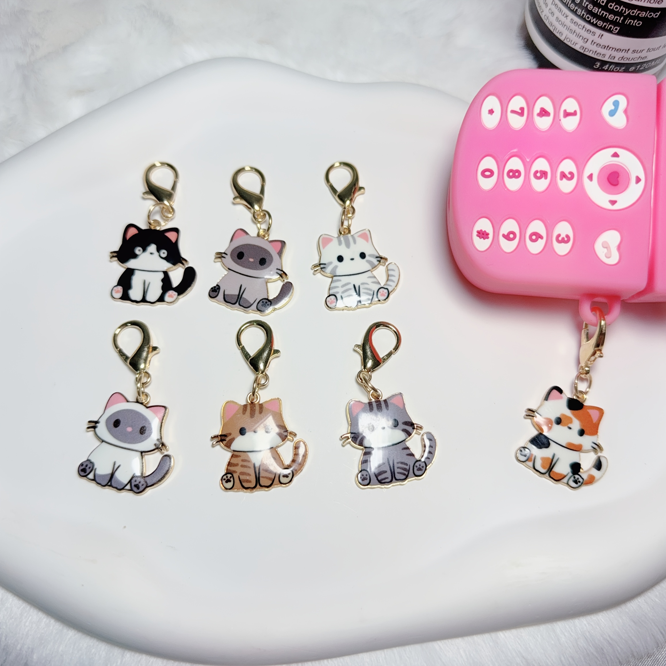 E-shop Ein Set aus 7 robusten Cartoon-Katzen-Schlüsselanhänger-Anhängern aus Legierung in verschiedenen Farben, für Rucksäcke, Geldbörsen,