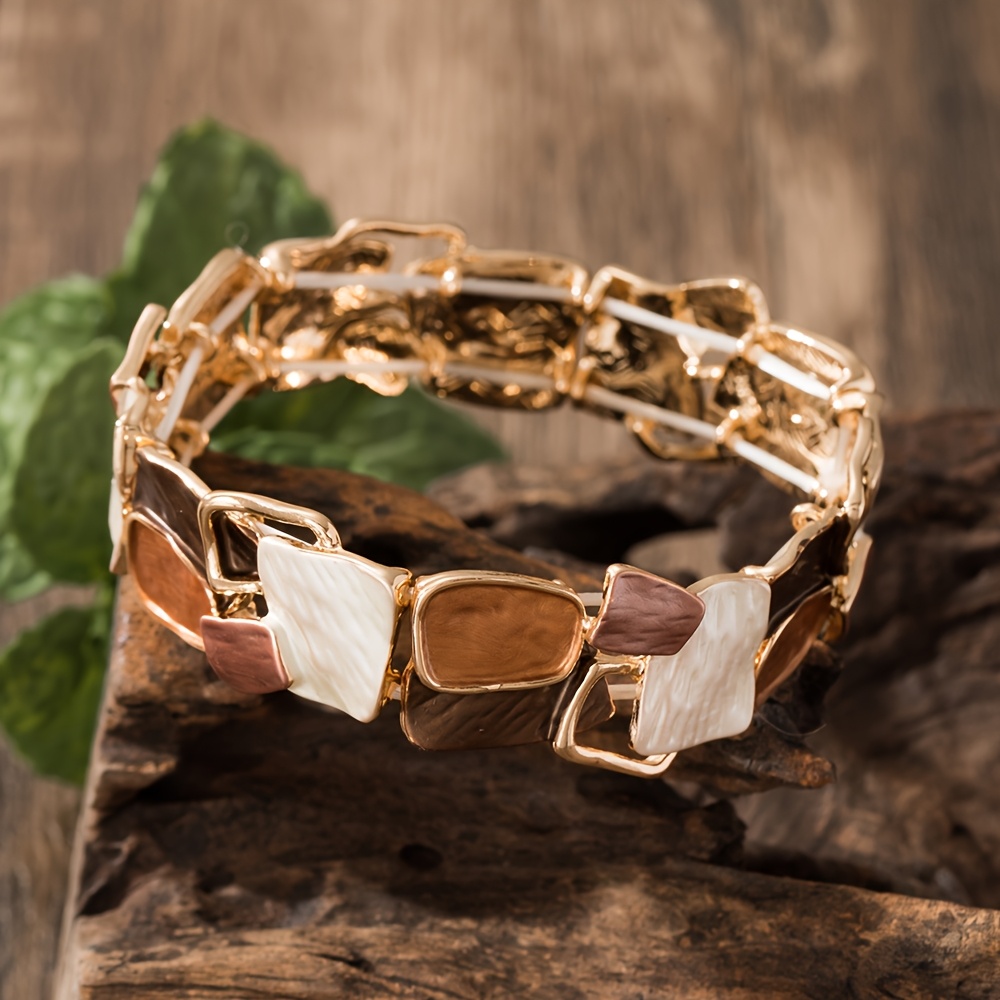 E-shop Ein stylisches, bohemisches Damenarmband in Khaki-Optik mit minimalistischem, geometrischem Emalldesign aus dehnbarem Zinklegierung, für den ,