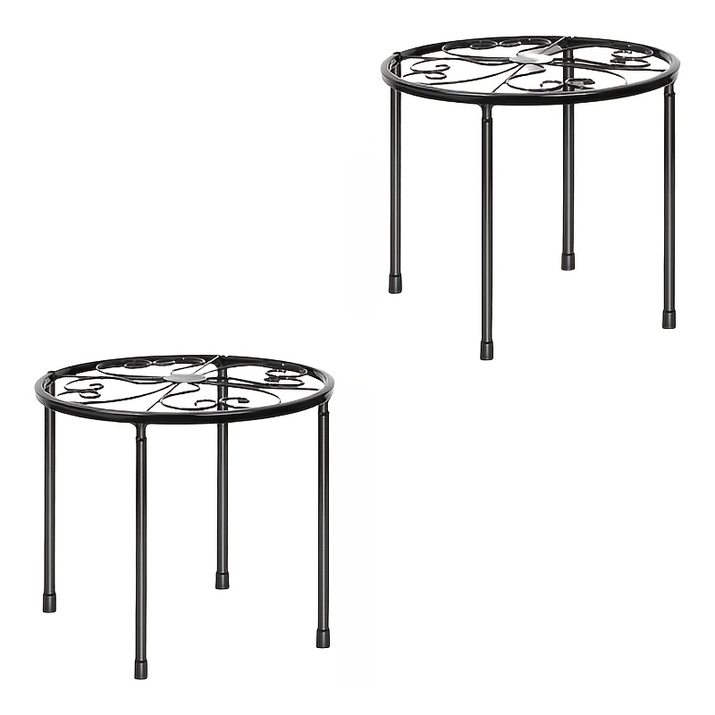 E-shop Ein 1/2-teiliger Metall-Pflanzenständer, entworfen für ein freistehendes, runderes Blumenregal für den Balkon, mit einem minimalistischen
