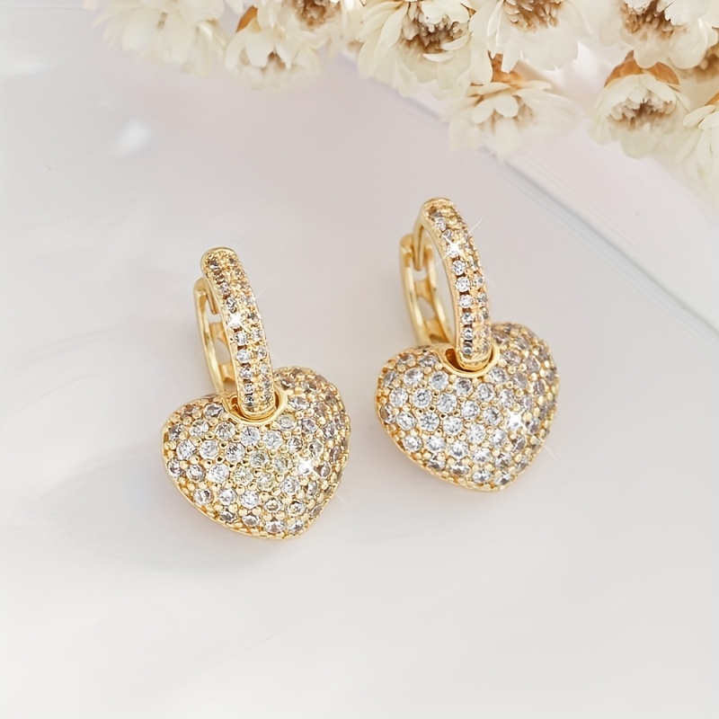 E-shop Ein Paar luxuriöse Halo-Herz-Anhängerohrringe im eleganten prachtvollen Stil, verziert mit funkelnden Strasssteinen. für Frauen zum Tragen bei