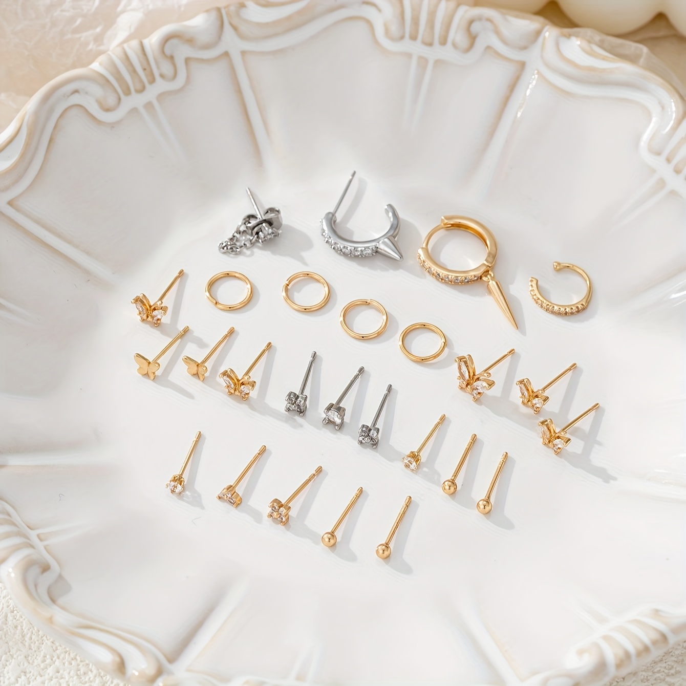 E-shop 26-teiliges Retro Ohrstecker-Set, Modische Mini-Synthetik-Zirkonia Schmetterlingsblumen-Creolen mit mehreren Löchern,
