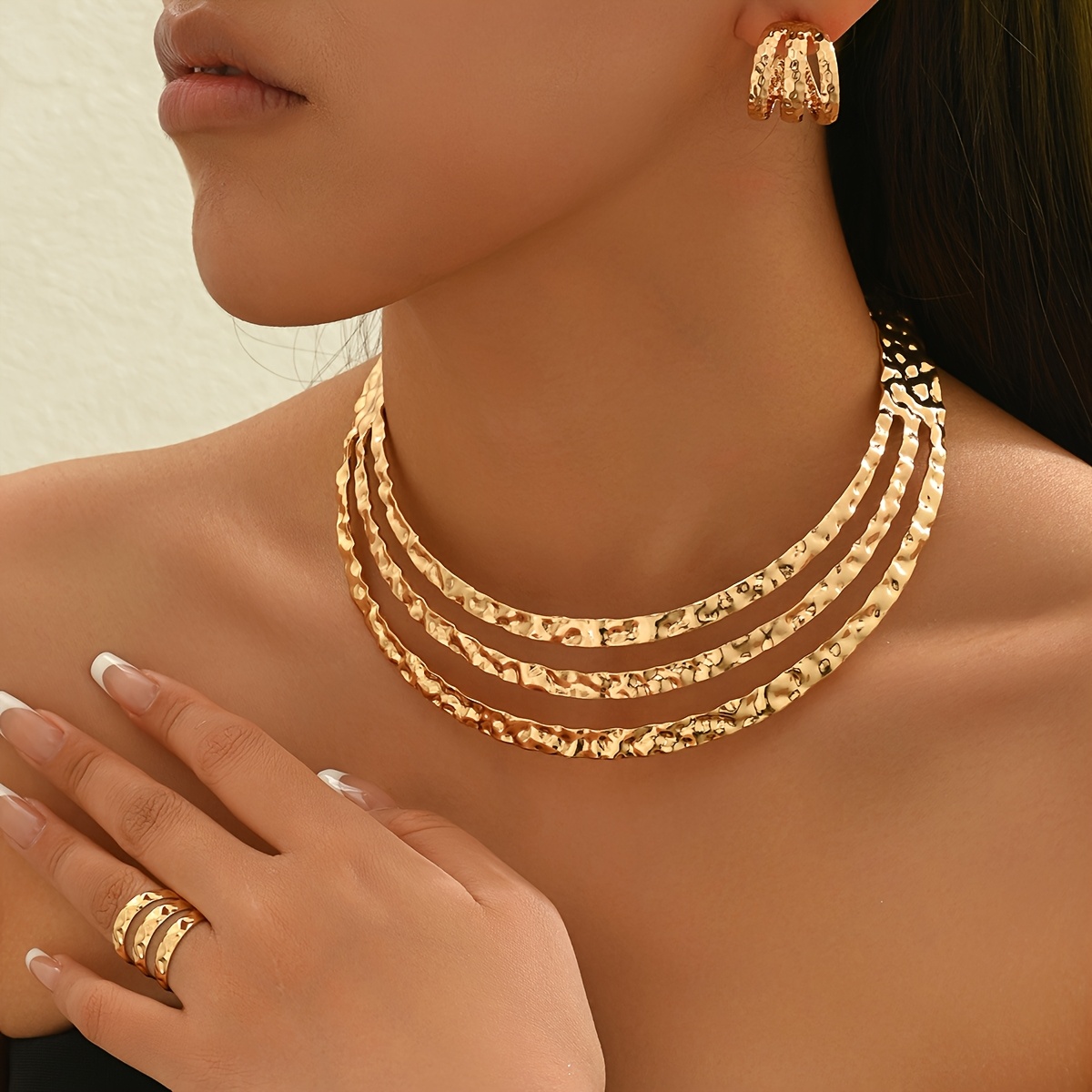 E-shop 4-teiliges Set: Moderne Minimalistische Metalloptik Goldene Ohrringe, Ring Choker für Trendige Einzigartige Party-Outfits