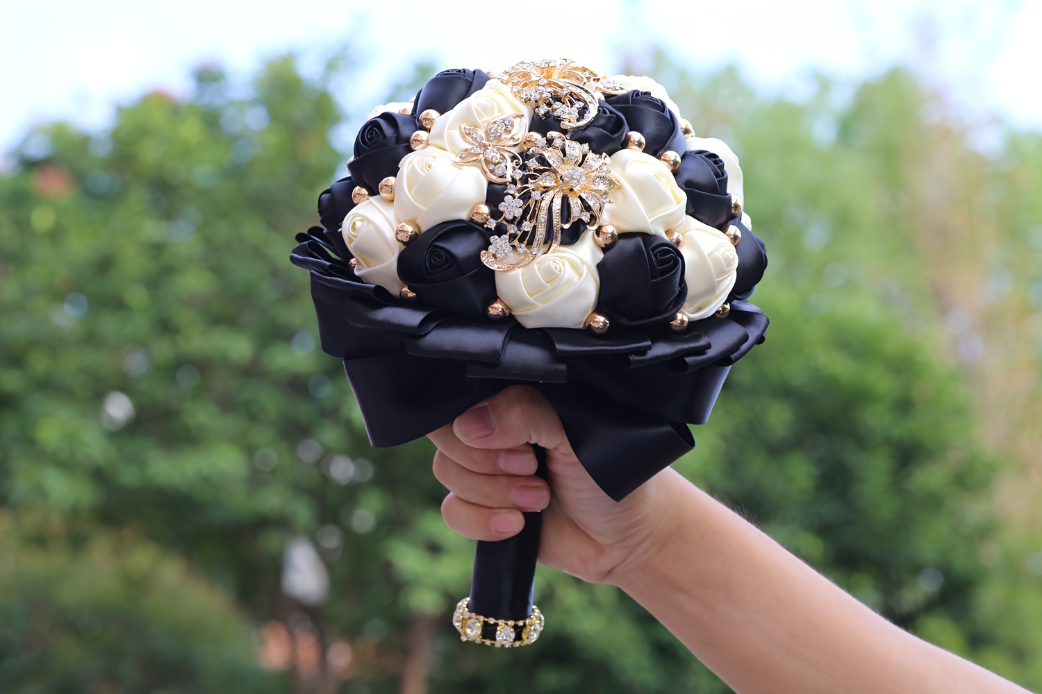   kuyov qizlar uchun buket boy qizil shokoladli güllar, kristal va marjon aksessuarlari bilan to'ldirilgan to'y kechasi tafsilotlari 18