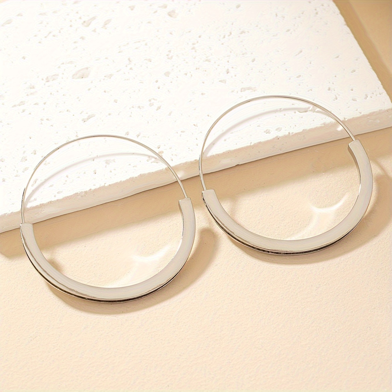 TEMU Une paire de grandes boucles d'oreilles circulaires en métal facile à , style européen, pour femmes, pour les fêtes, anniversaires, , bal de