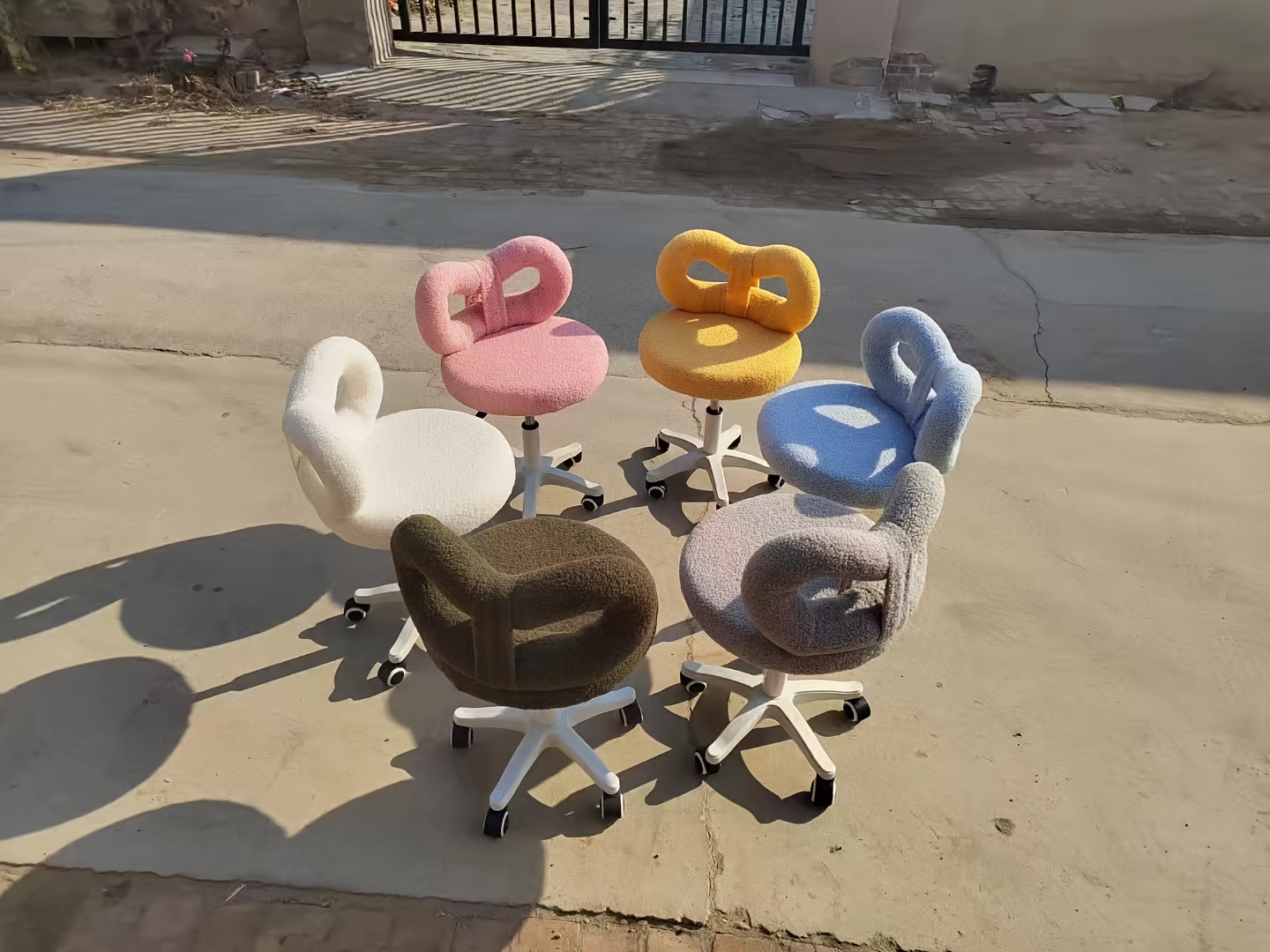 Silla de Maquillaje de Altura Ajustable con Base Giratoria | Asiento de Espuma Viscoelástica Suave, Estructura de Metal Resistente, No Requiere Montaje, Ideal para Oficina en Casa, Salones de Belleza o Uso Personal - Estilo Glam, Relleno de Esponja