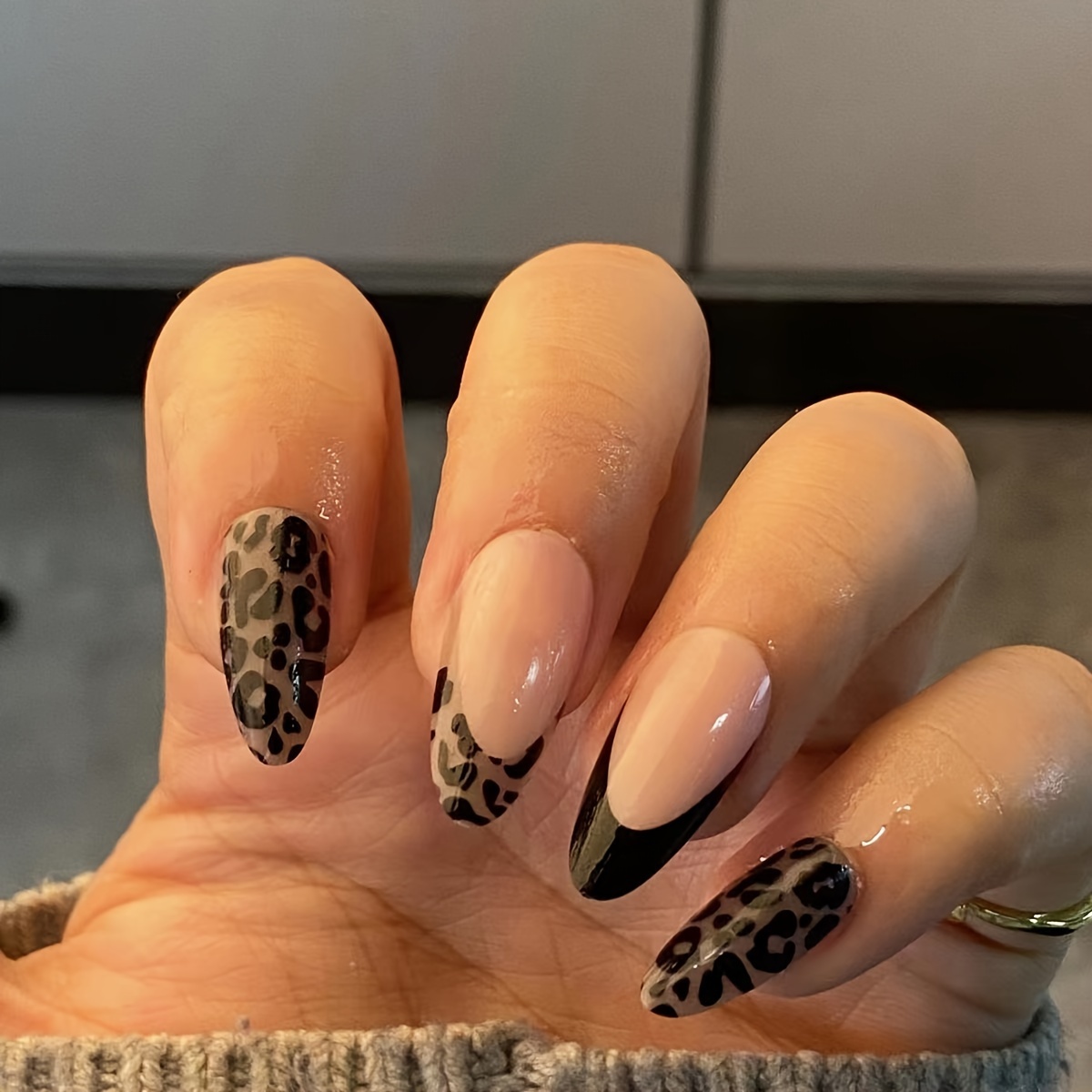 

Almond Shaped Black French Tip Leopard Print Press-on Nails - 24 Pieces, Medium Length, Glossy Finish Animal Stripe Pattern Fake Nail Set