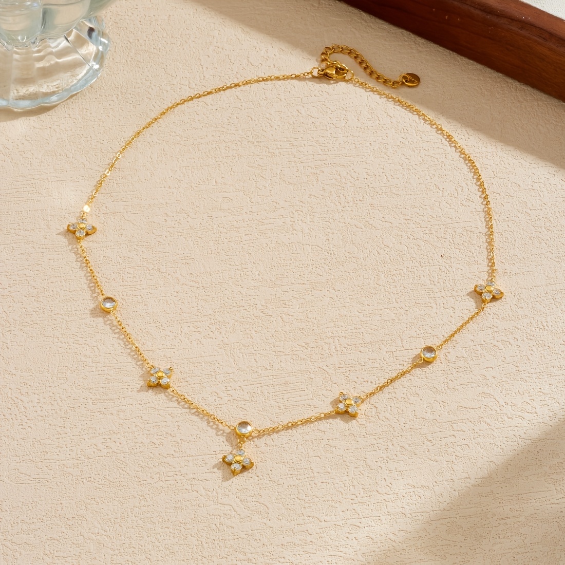 Women's Fashionable Small Flower Pendant Necklace