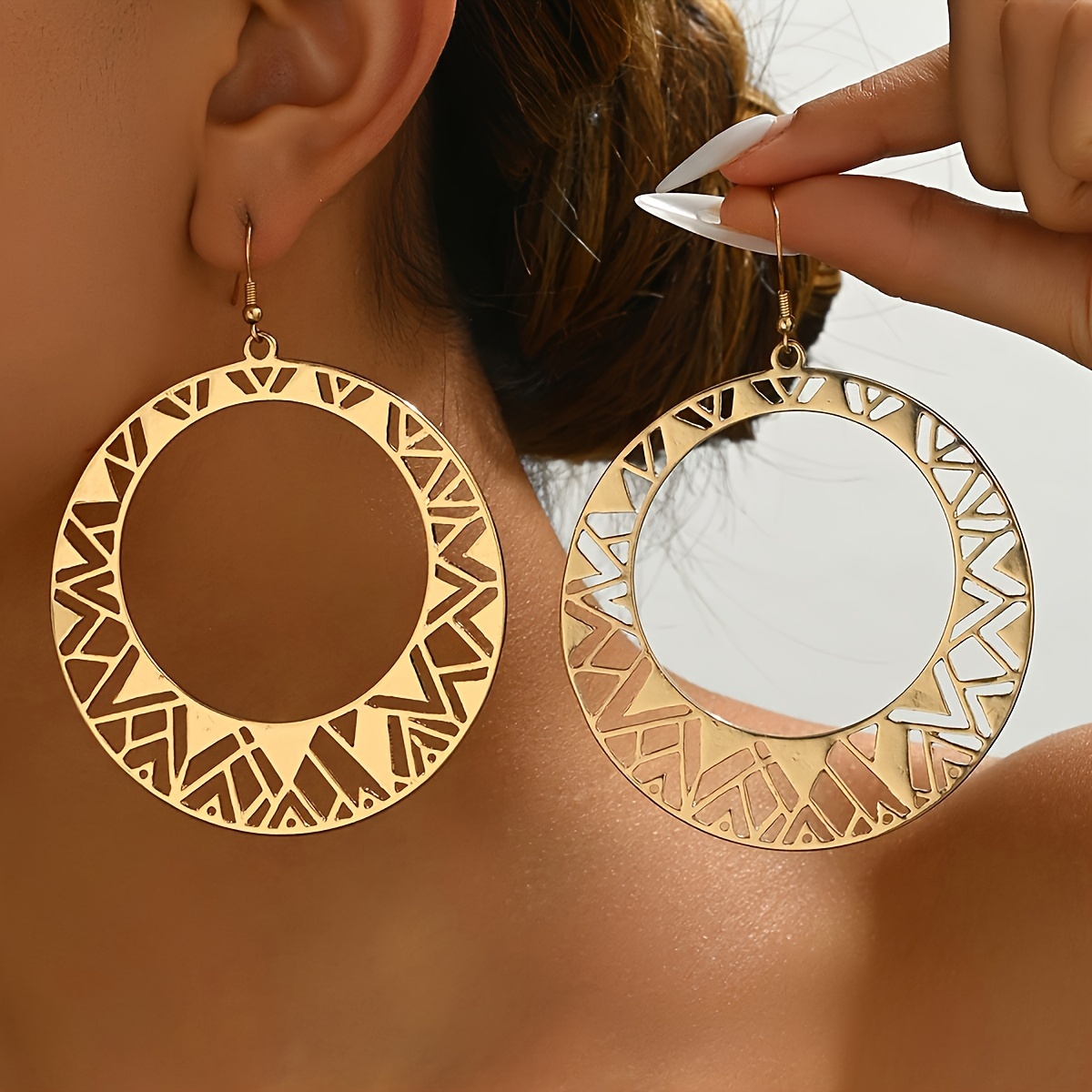 

Boucles d'oreilles créoles vintage de style tribal avec découpes géométriques pour femmes, en de avec aiguille d'oreille en fer, polyvalentes pour les quotidiennes et festives, accessoire toutes .