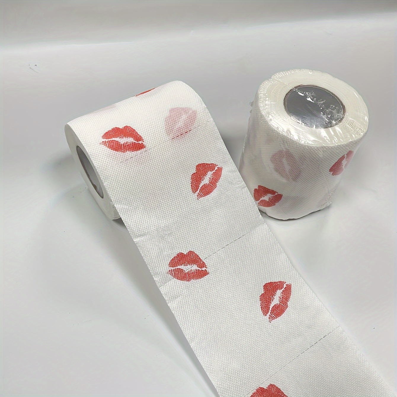 

1pc Fun Red Lips Pattern Printed Tissue Creative Gift Roll Toilet Paper Free Of Original Wood Pulp Paper