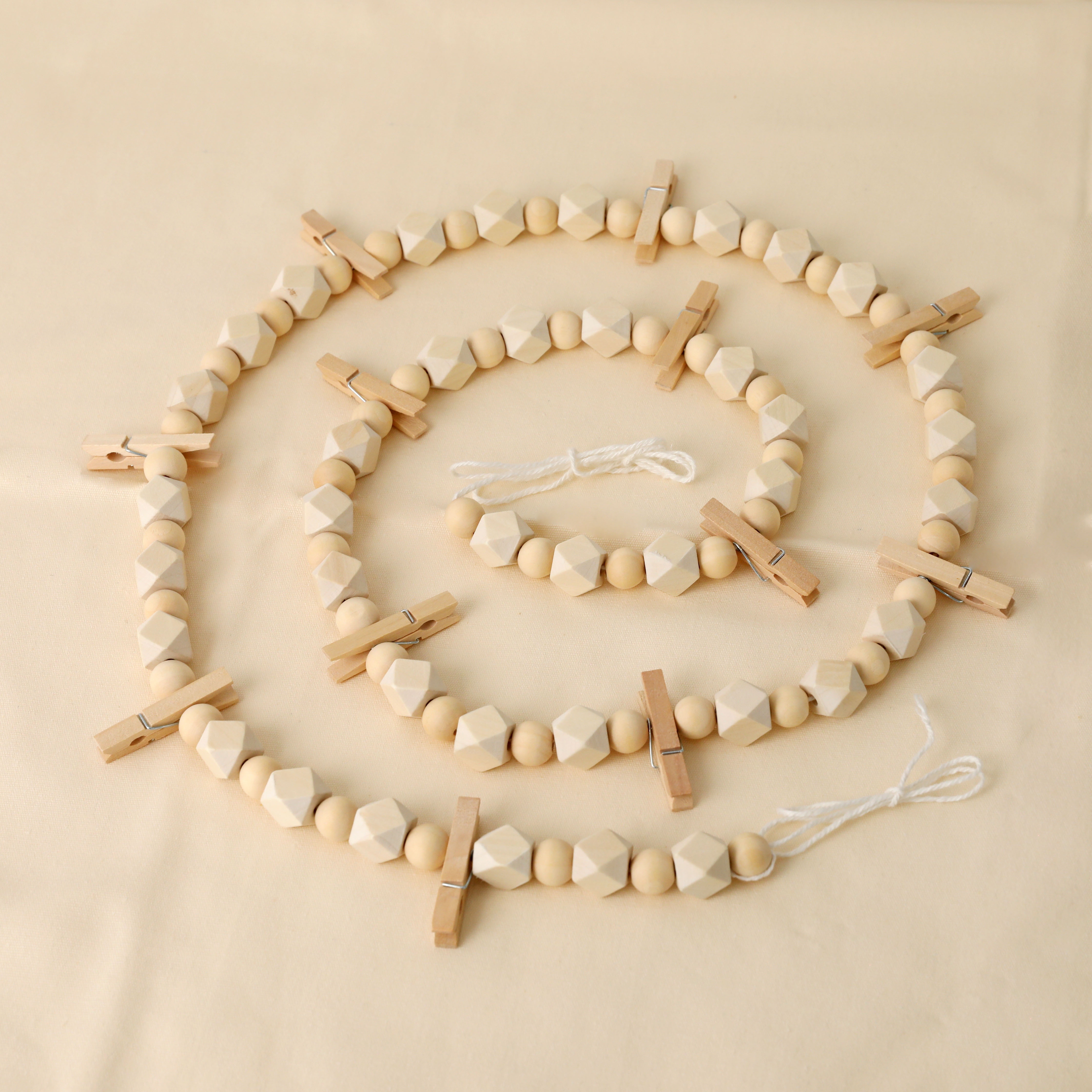 Bohemian Style Wooden Bead Wreath With Clips Photo Display Wooden Clip Room Decor Birthday Display Floral Wall Hanging Decoration Event Exhibition