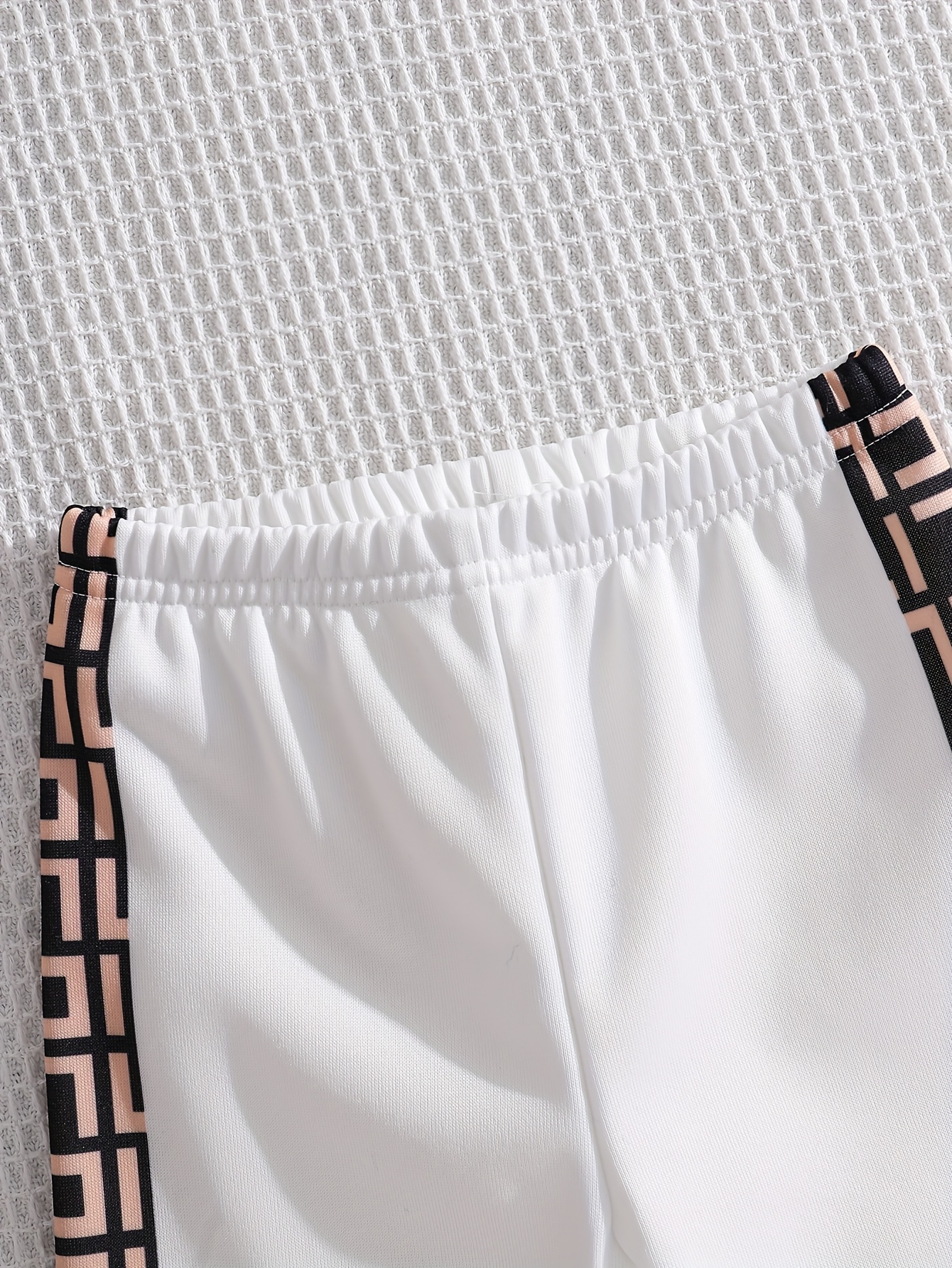 nieuwe herfst- en winteroutfit in sportieve stijl voor babyjongens