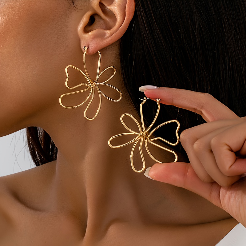 2pcs/set Fashionable Exquisite Irregular Design Sense Line Hollow Flower Women's Earrings Suitable For Holiday Gifting Women' And Vacation Wear