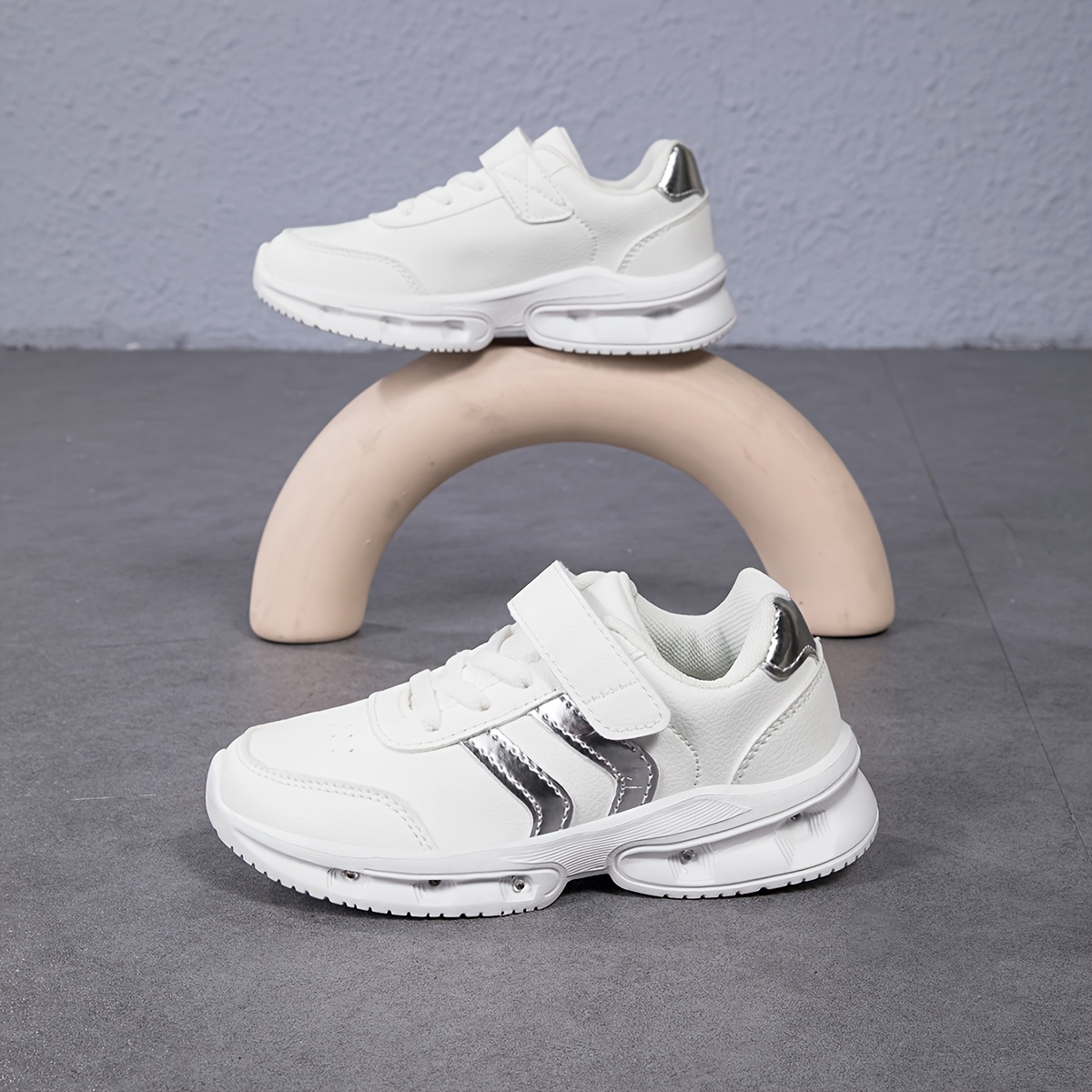 A Pair of Bright Light Casual Sports Shoes for Boys And Girls, Suitable for Older Children, Ideal for Everyday Wear And Running, Perfect for All Seasons