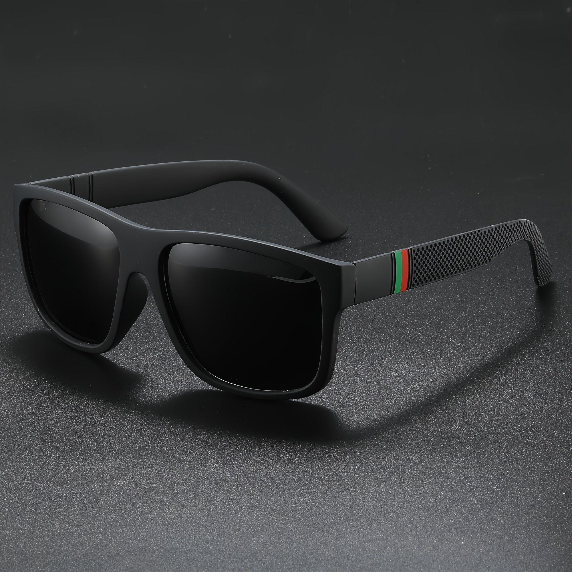 

Lunettes de Mode Polarisées Cyberpunk avec Monture Carrée Surdimensionnée - Matériau PC Noir, Accents Verts & Rouges, pour , la Randonnée, la Conduite & Tenue Décontractée -