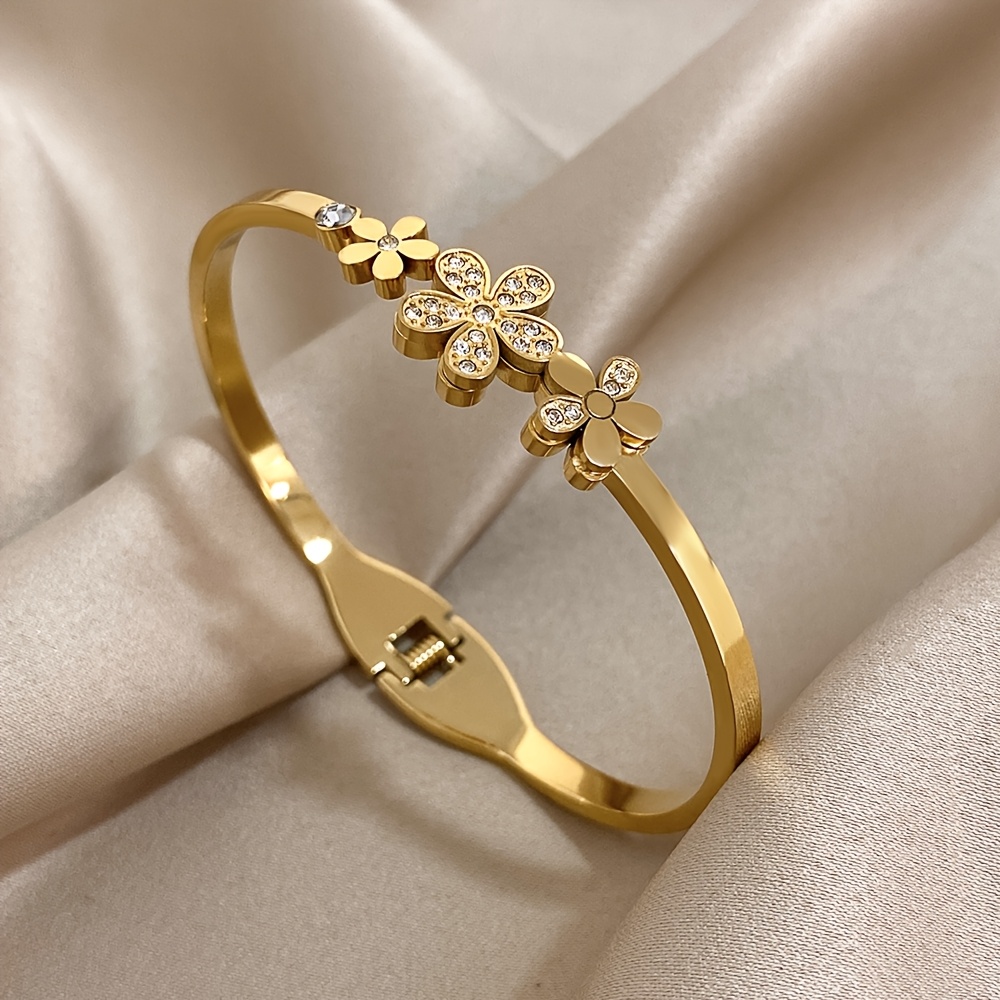 E-shop Edelstahl Armreif: Luxus & Klassik kombiniert – Dieser originalen Blumen-Armreif verleiht jedem Outfit einen Hauch von Eleganz. Ein perfektes