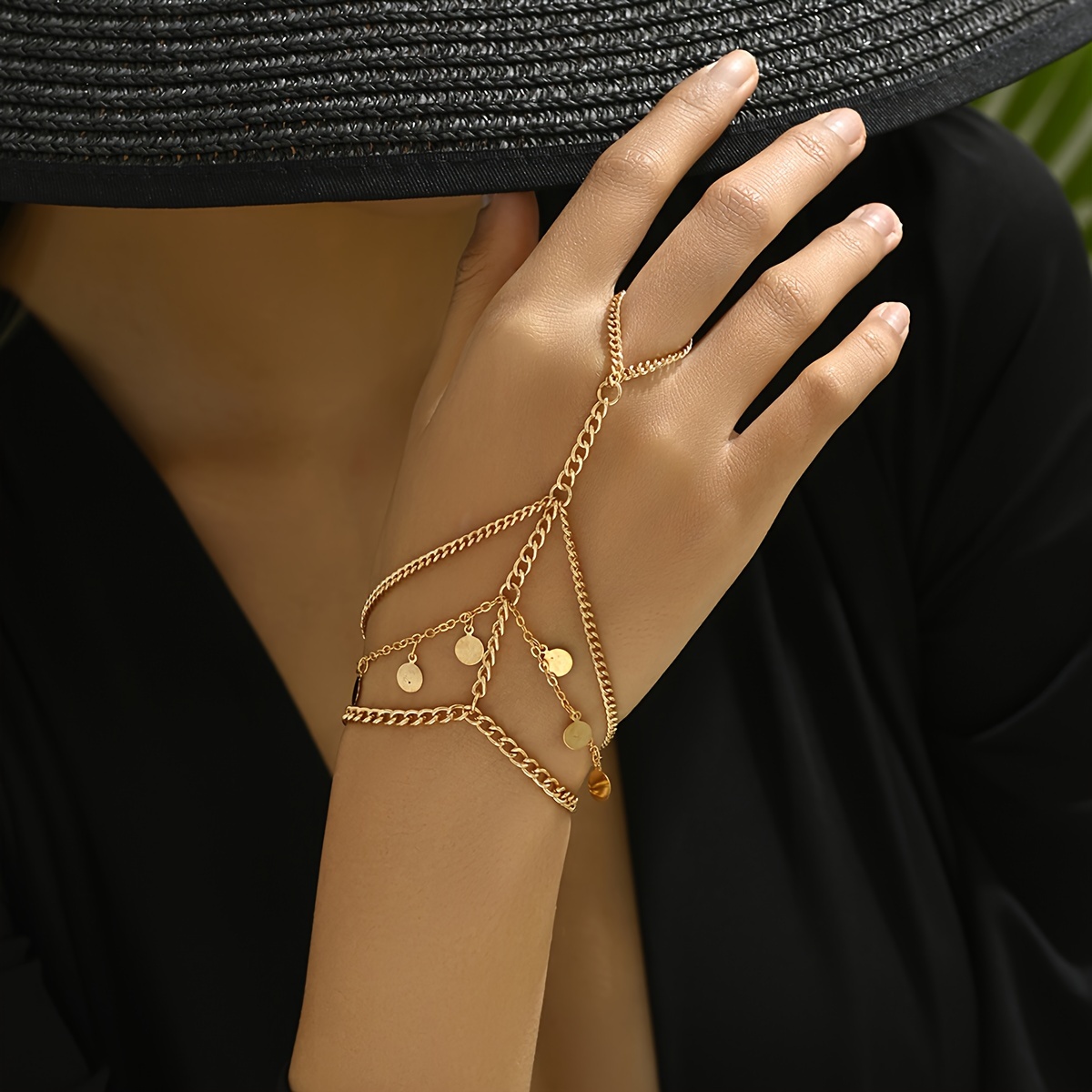 1 Fashionable And Luxurious Finger Bracelet, With Adjustable Metal Round Piece Details