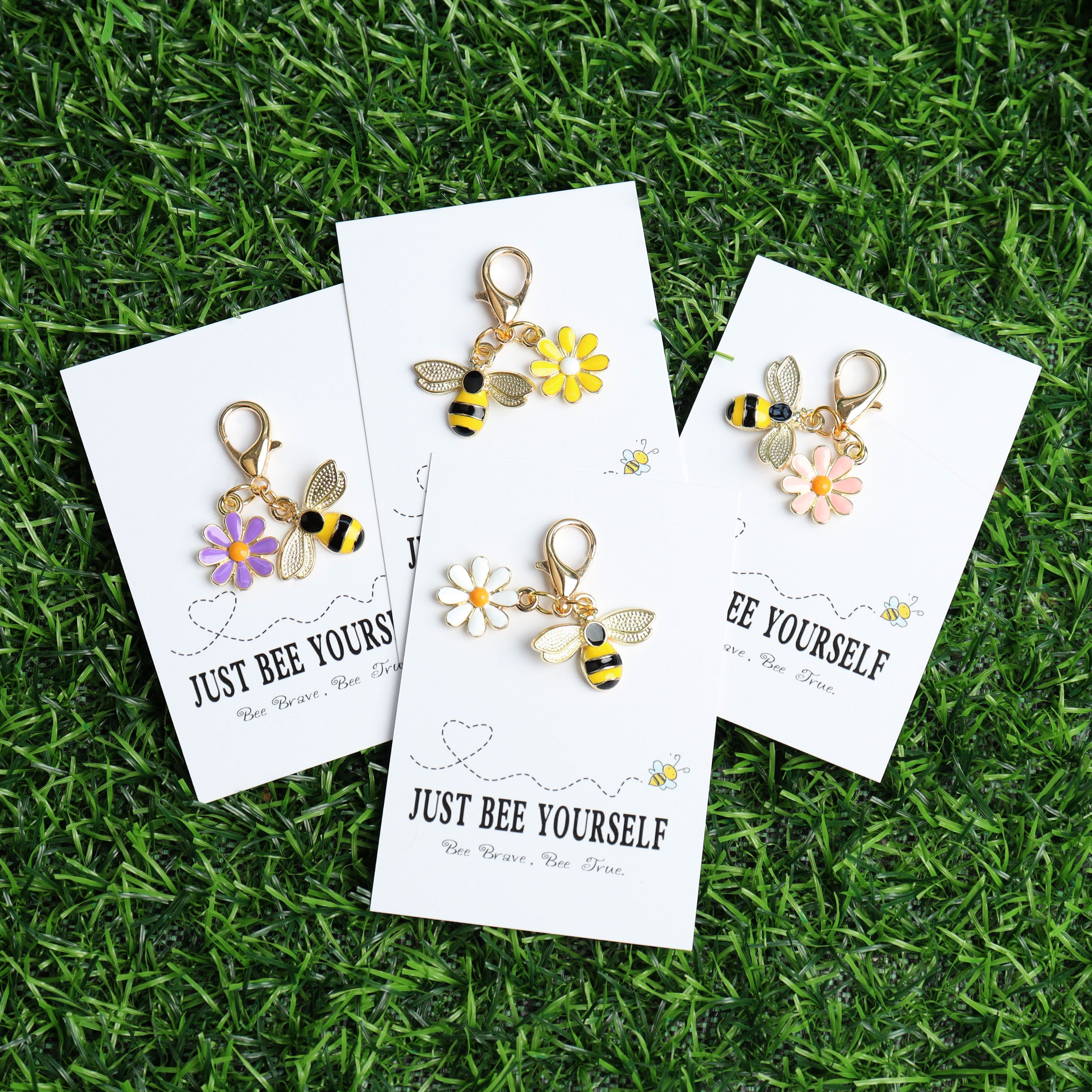 

4pcs Set, Fun Bee And Daisy Keychain, With A Gift Card, Fresh And Pendant, With Lobster Clasp, Suitable For Bags, Cute And Accessories, The For