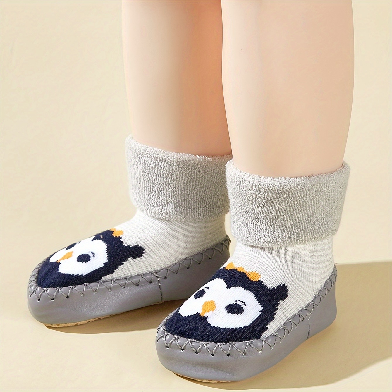 A Pair Of Thickened Cartoon Mid-tube Anti-slip Toddler Shoes For Autumn And Winter