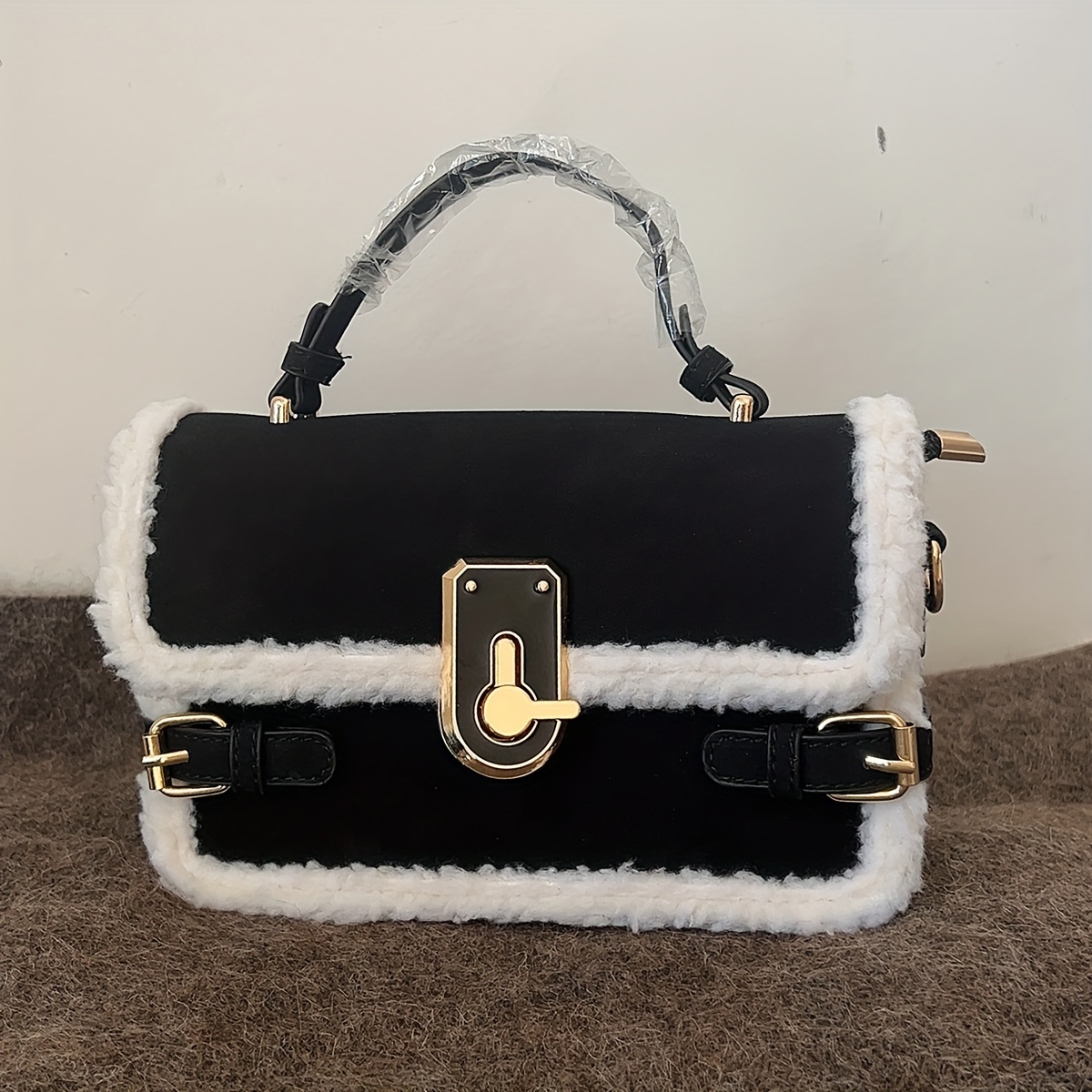 

Sac à Main en Peluche Noire - Sac Bandoulière en Similicuir Polyvalent avec Bandoulière Réglable, Grande , Fermeture à Serrure - pour Tous & l'École