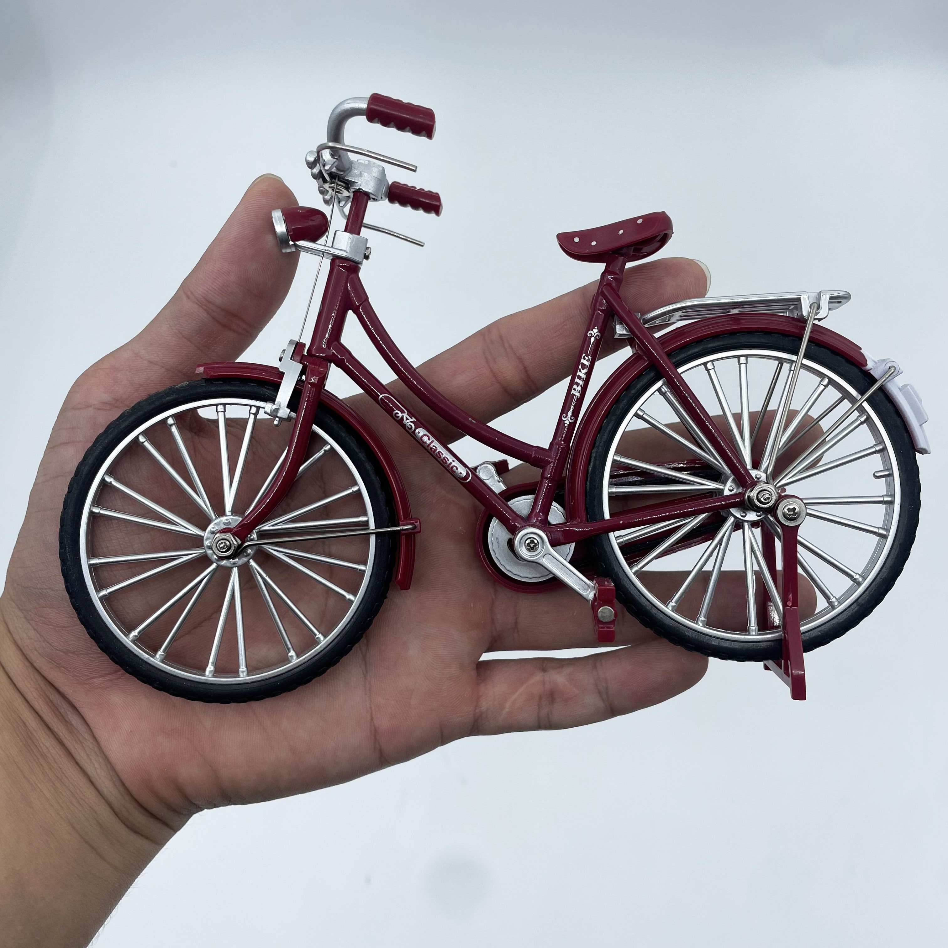 1/10 Scale Vintage-Style Bicycle Model Toy, Alloy Steel Construction,  Weather-Resistant, Manual Push Operation, Collectible Finger Toy Decor