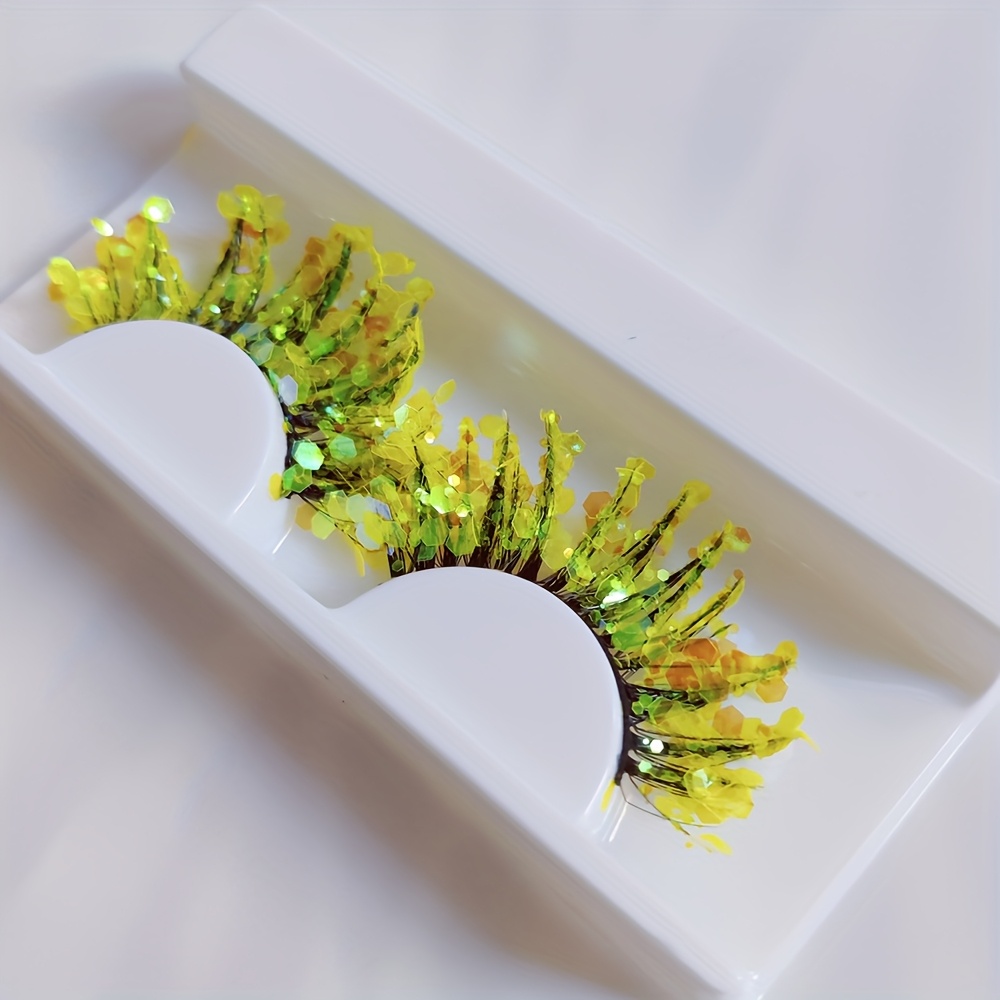 

1 Pair Glitter Lashes - 3d Fluffy Cosplay Eyelashes With Sequins, Sparkling Yellow & Green, Anime Style, Parties & Masquerade Makeup, Party Eyelashes|sparkling Eyelashes| Color Lashes