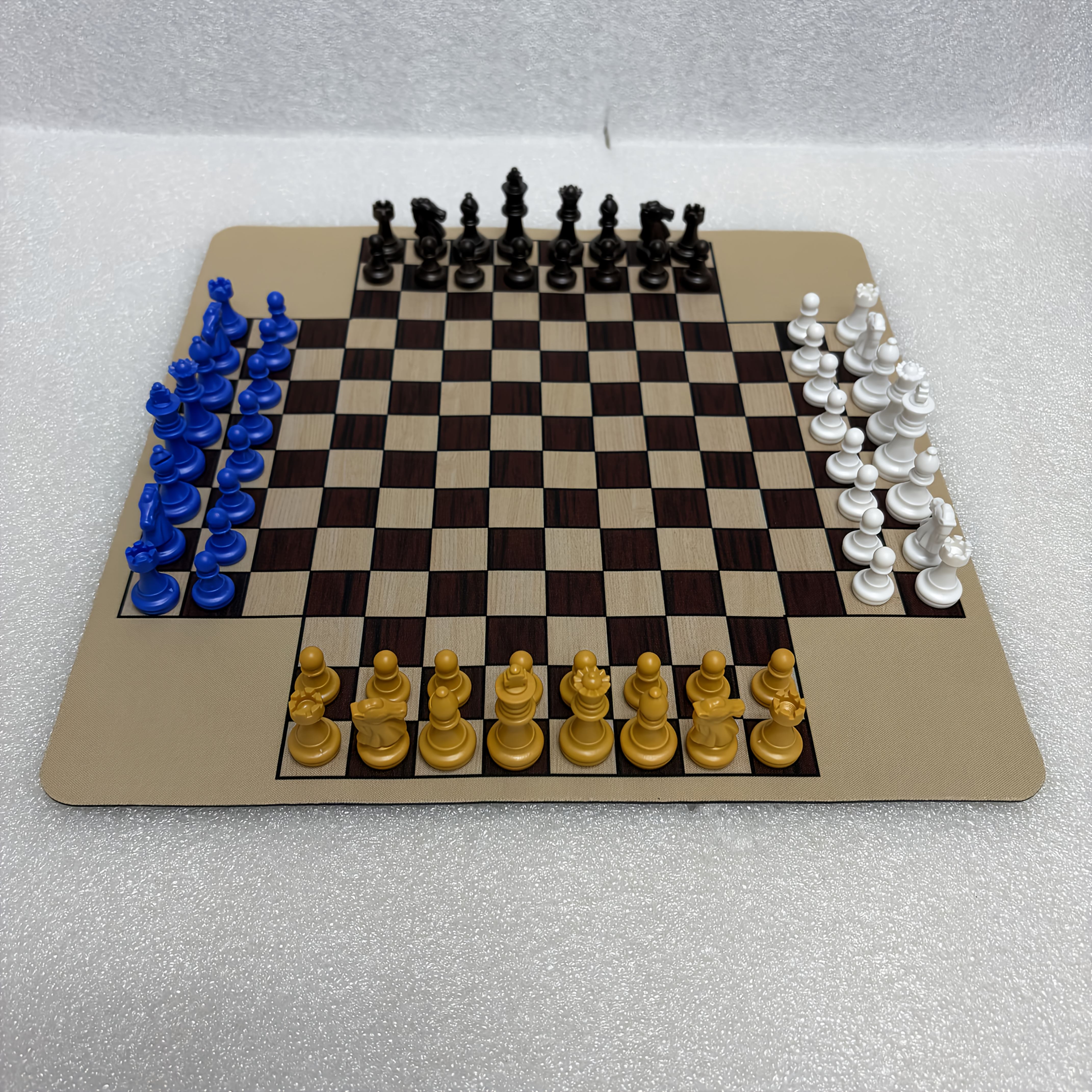 TEMU Jeu d'échecs pour 2 à 4 joueurs, jeu de société, comprenant 1 tapis d'échecs de 35 cm/13,78 pouces et 64 pièces d'échecs colorées (4 couleurs
