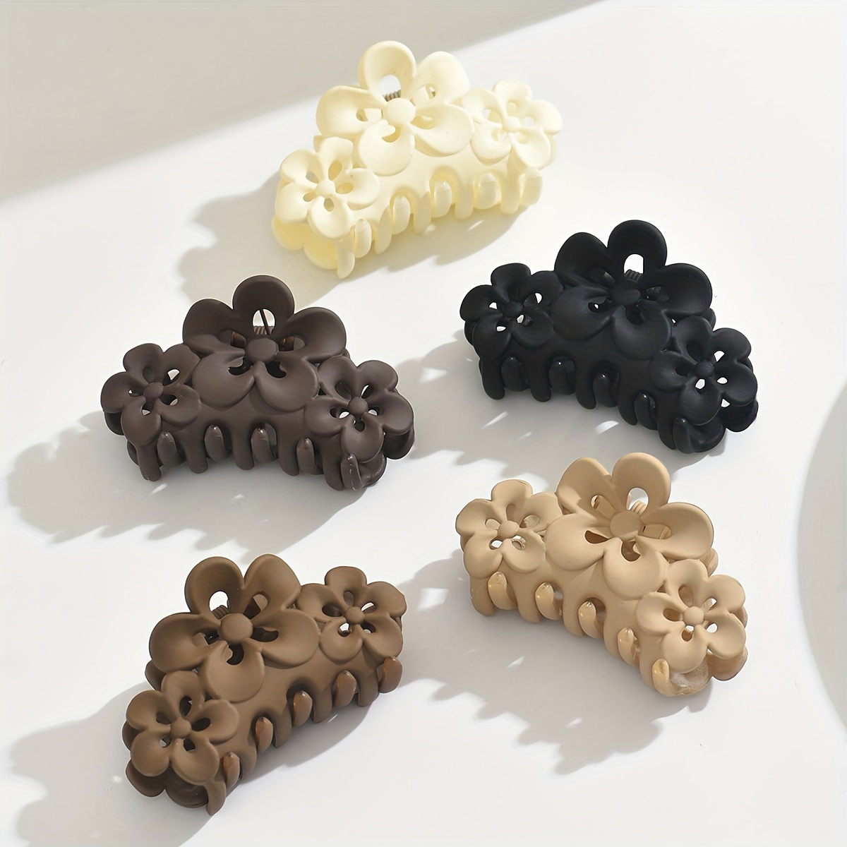 

5 Pcs Autumn/winter Minimalist Matte Color Plastic Hair Clips With 3 Flowers, 5.5cm Medium Size, Suitable For Daily Use And Casual Vacations
