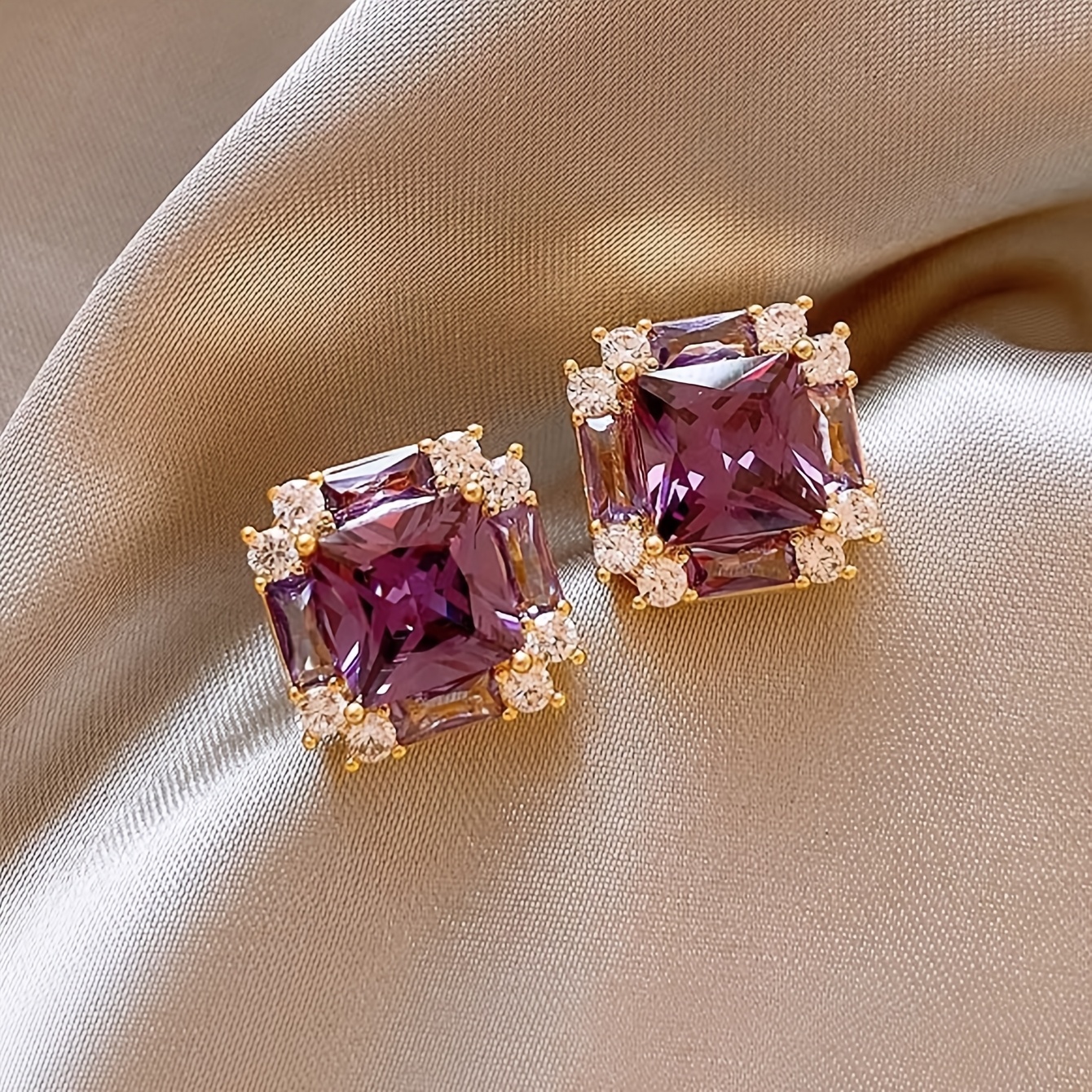 E-shop 1 Paar elegante, luxuriöse hochwertige lila Steckerohrringe mit vollflächigem Vollbohr-Besatz aus künstlichem Glas einzigartigem geometrischem