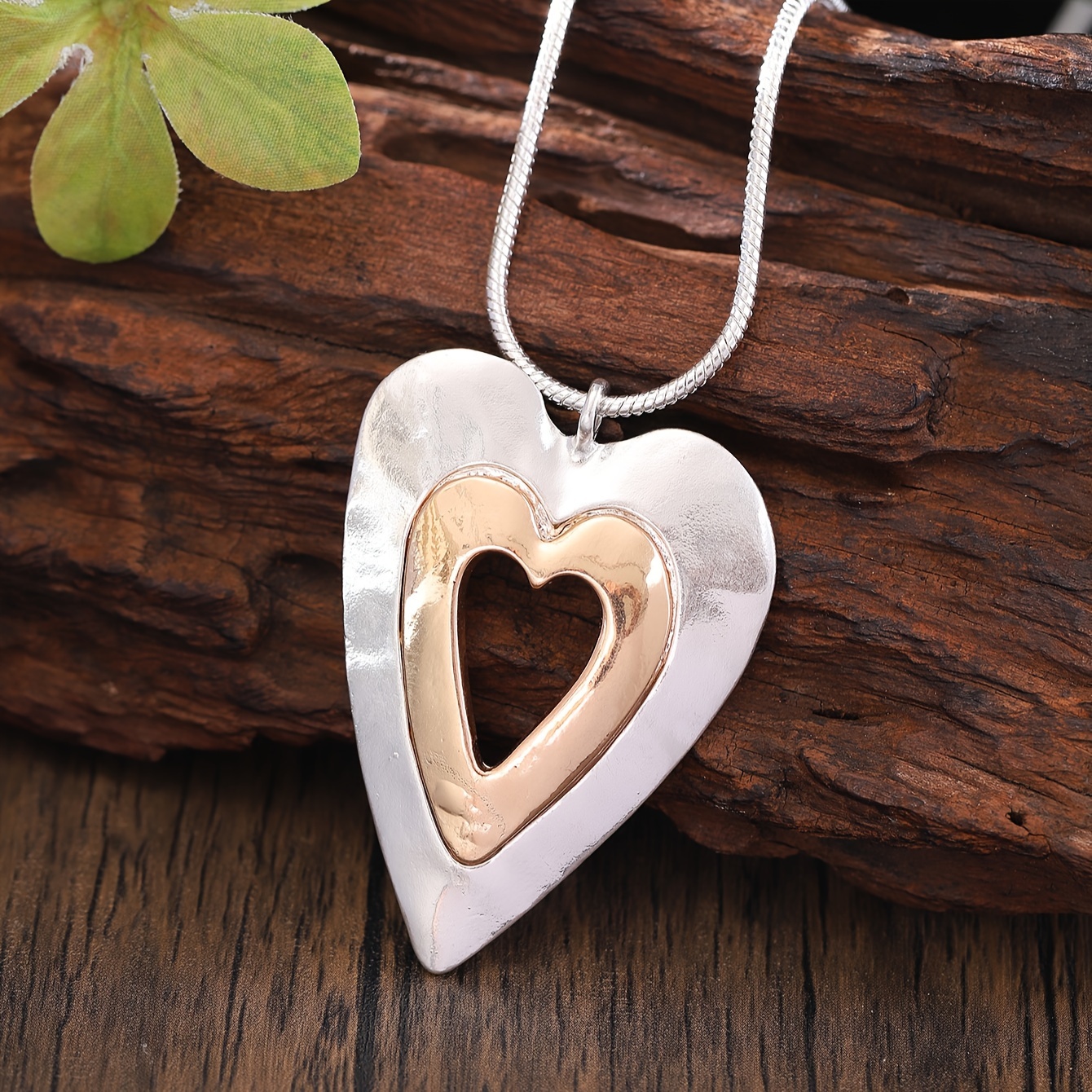 A Stylish Classic Alloy Heart-shaped Pendant Necklace For Everyday Wear, Parties, Banquets, Holiday Music Festivals, And As A Gift Accessory