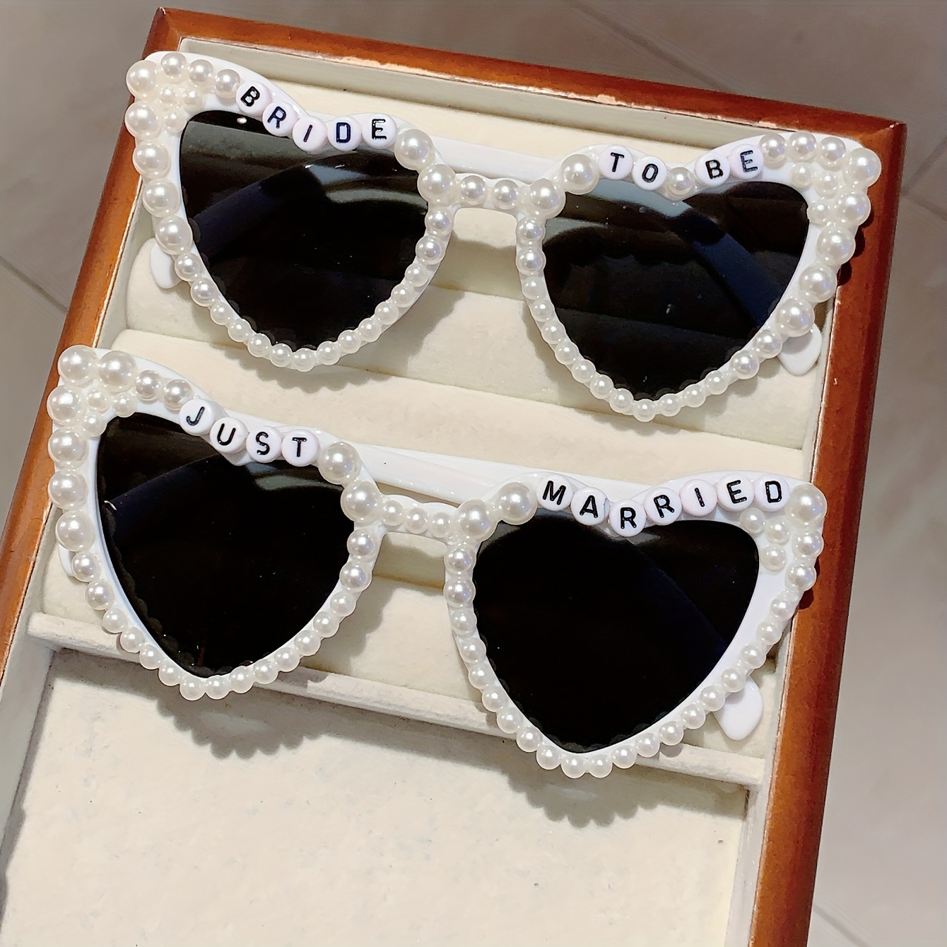 

Heart-shaped Glasses For Women, Oversized Fashion Wedding Style With Faux Pearl Decoration, Polycarbonate Lenses, Hiking Glasses With 'bride To Be' And 'just Married' Letter Decorations, Black