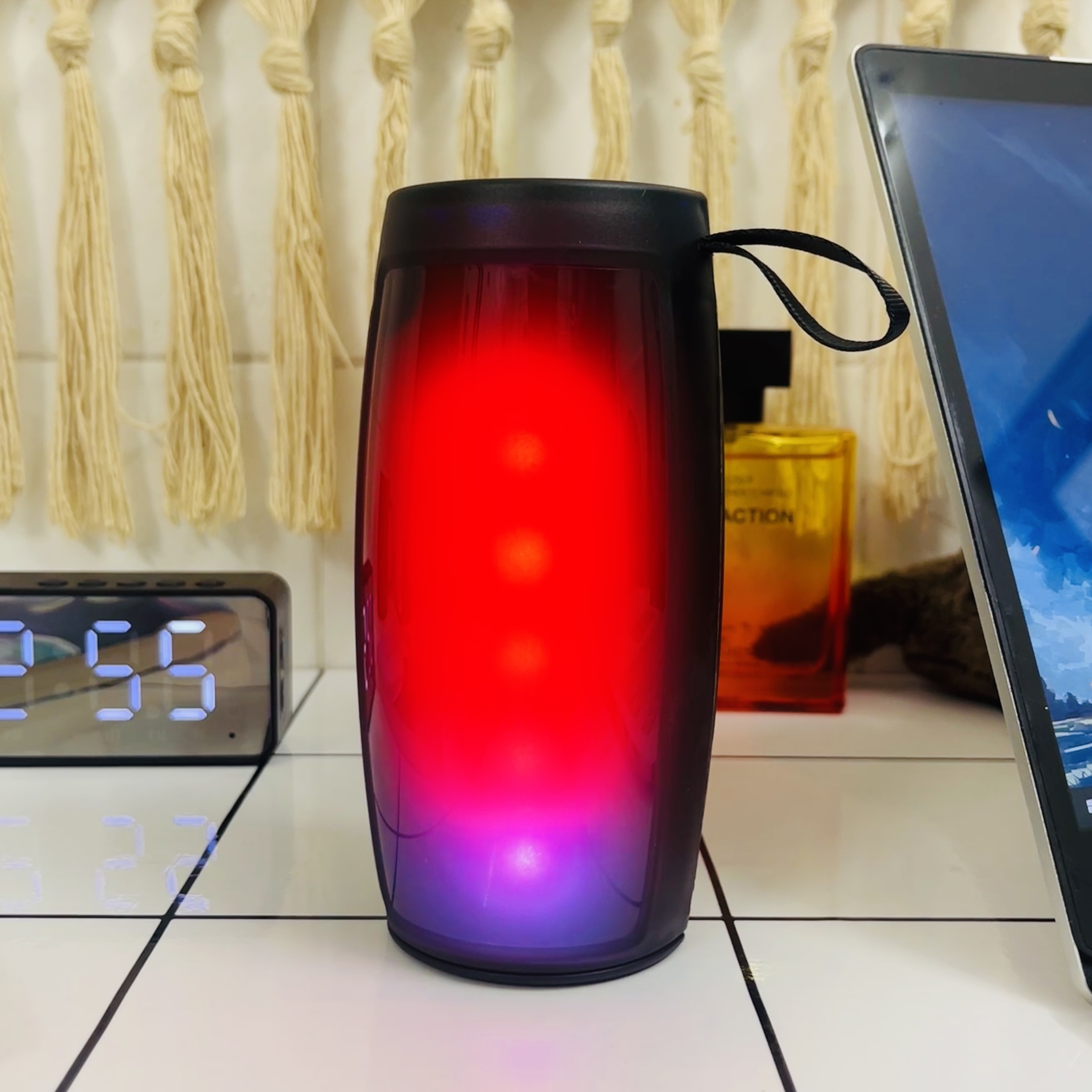 Altavoz Inalámbrico Portátil SoundWave | 7.19cm*14.78cm con Luces LED Rich, Batería de Larga Duración, Carga USB, Entrada AUX y Tarjeta TF, Conexión Inalámbrica, Efectos de Iluminación RGB, Ideal para Regalos de Navidad y Cumpleaños