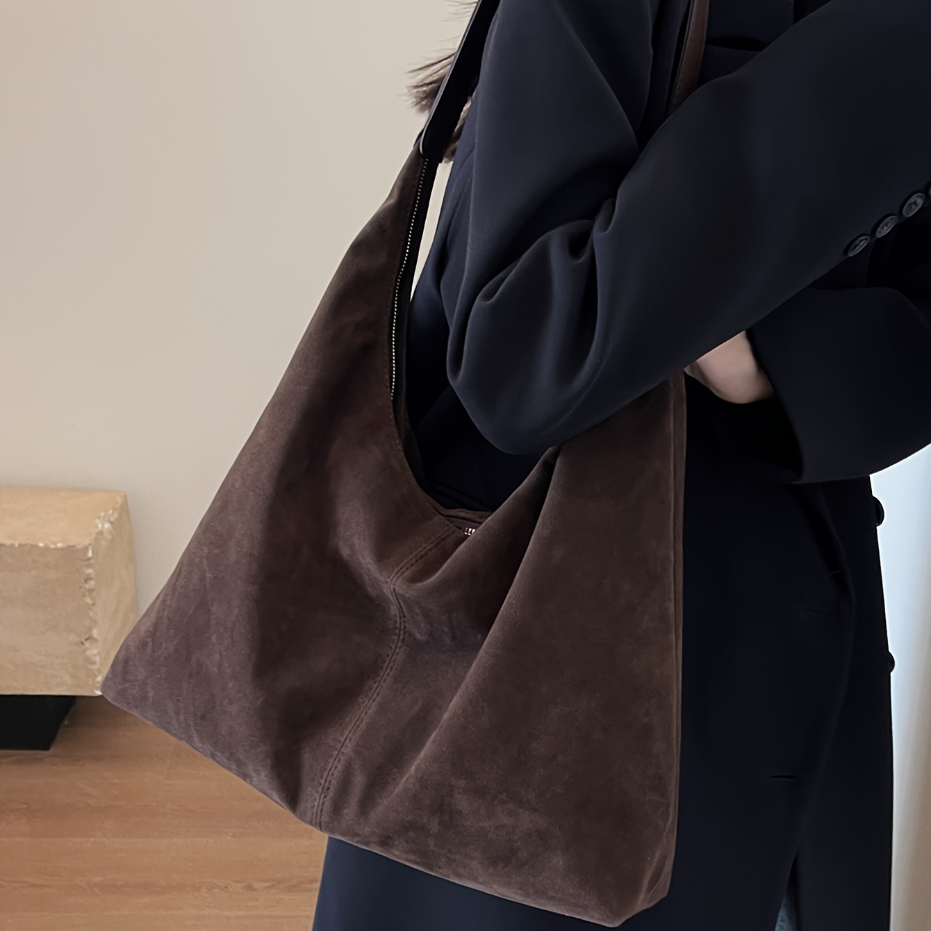 

Sac en suède pour femme, Collection Automne-Hiver 2024, Grand sac cabas casual et polyvalent, Sac pour étudiants et travailleurs, café, Fermeture éclair, Pas de bordure huilée