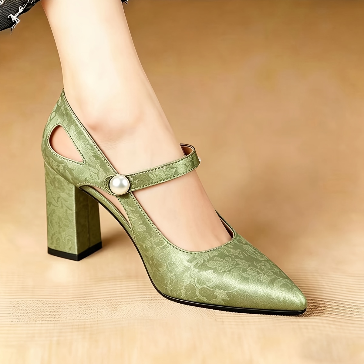 women green dress shoes sold on Temu Canada
