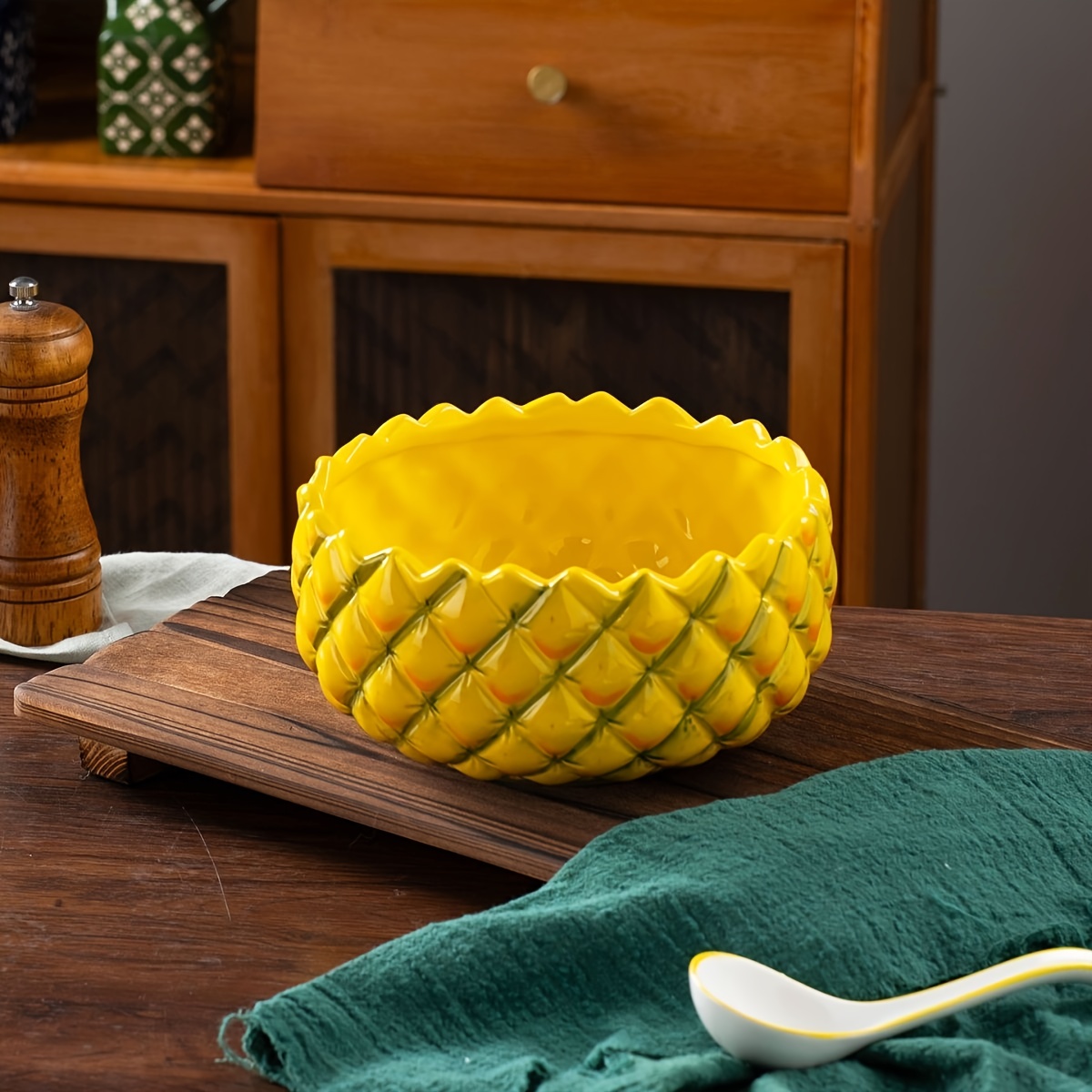 [Pineapple Bowl] Ceramic Pineapple-Shaped Bowl with Realistic Scales & Glossy Finish - Heat-Resistant Durable Dish for Soup, Salad, Fruits - Vibrant Yellow Decorative Serving Bowl for Indoor/Outdoor Kitchen & Dining - Decorative Fruit Bowl for Home Entertaining, Pineapple Design, Highquality Ceramic, Party Hosts