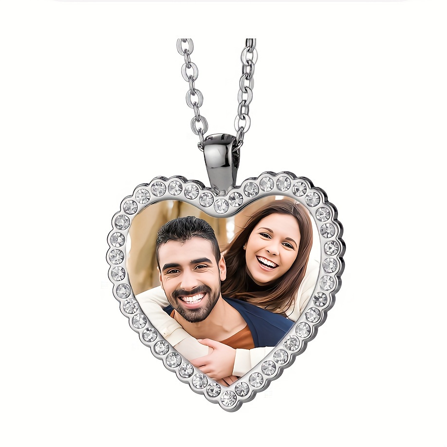 

Offrez un cadeau spécial à une personne spéciale avec ce collier pendentif personnalisé en forme de cœur scintillant. Envoyez-nous simplement la photo et vous recevrez votre bijou personnalisé.
