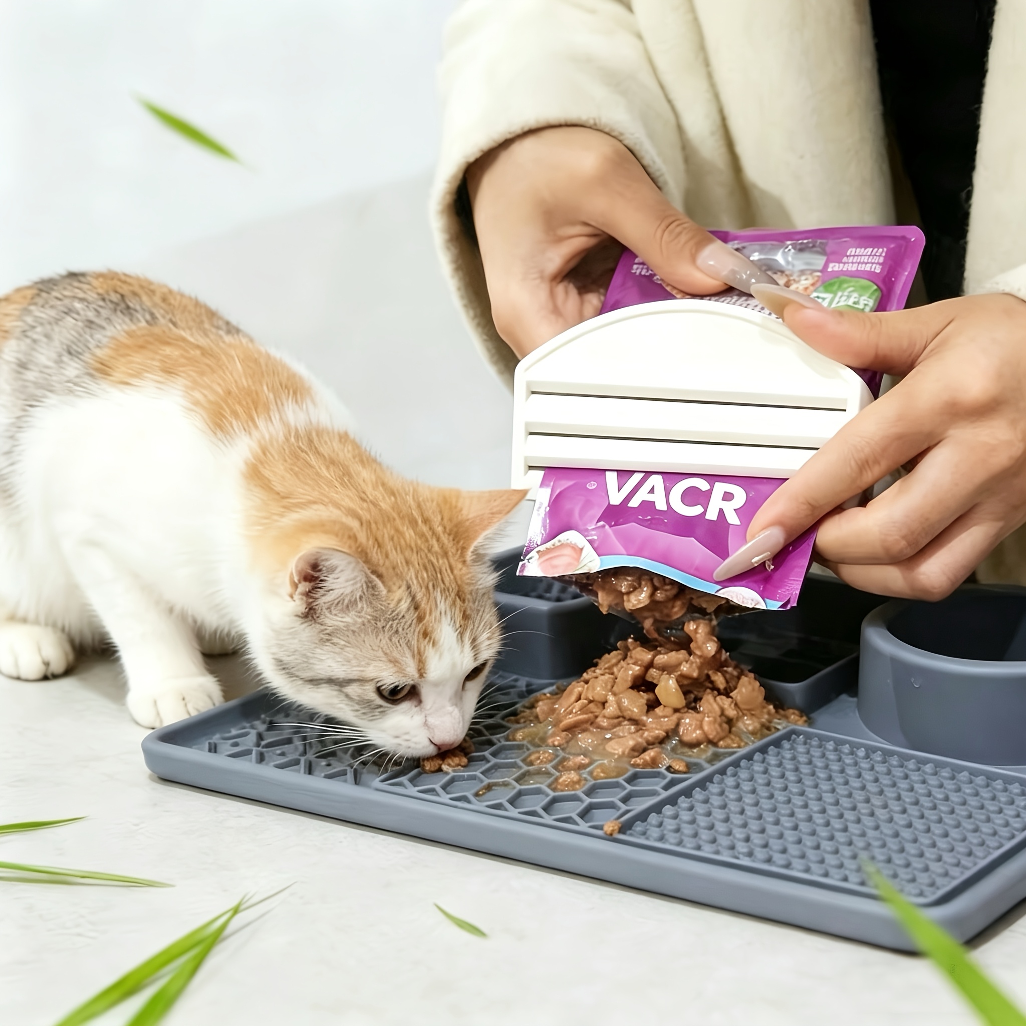 Cat Food Dispenser with Plastic Scraper for Wet Food