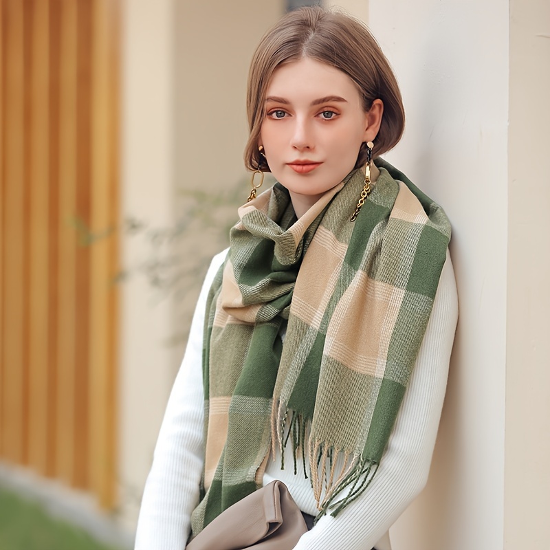 

Elegant Green And Scarf With Tassels - Women' Polyester Shawl, Warm And Windproof For Winter Outdoor Activities, Winter Scarf|sophisticated Accessory|knitted Texture