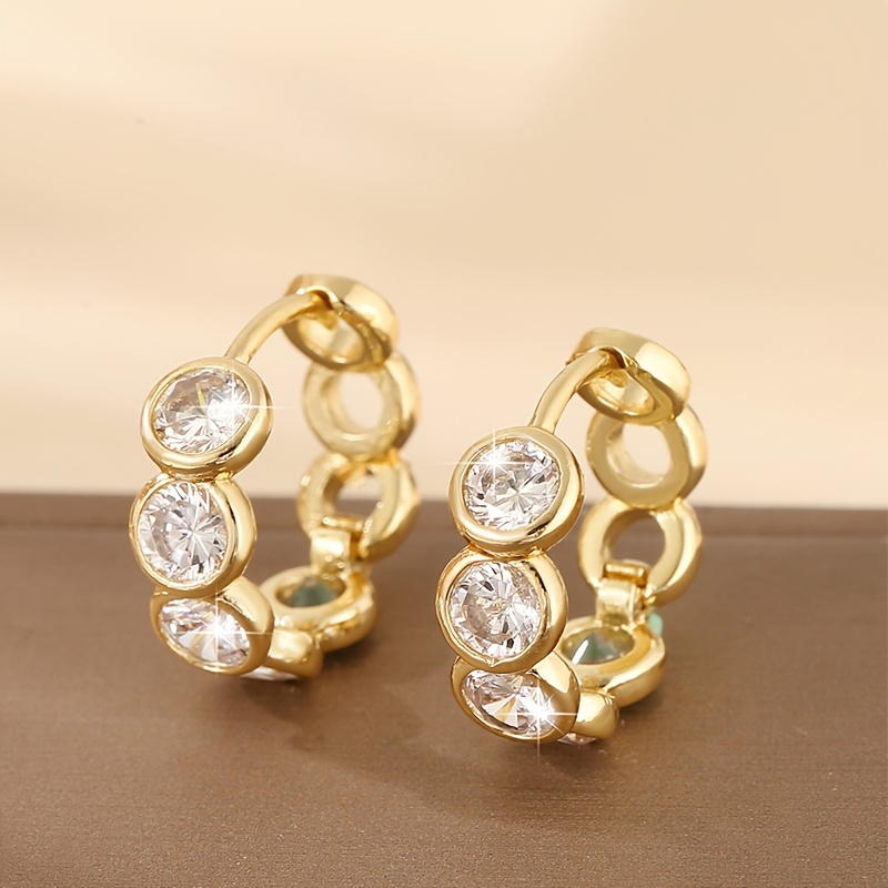 A Luxurious And Elegant Copper-inlaid Synthetic Zirconia Geometric Hollow Ear Cuff Design Exudes A Fashionable Style, Perfect For A Date Gift For Ladies.