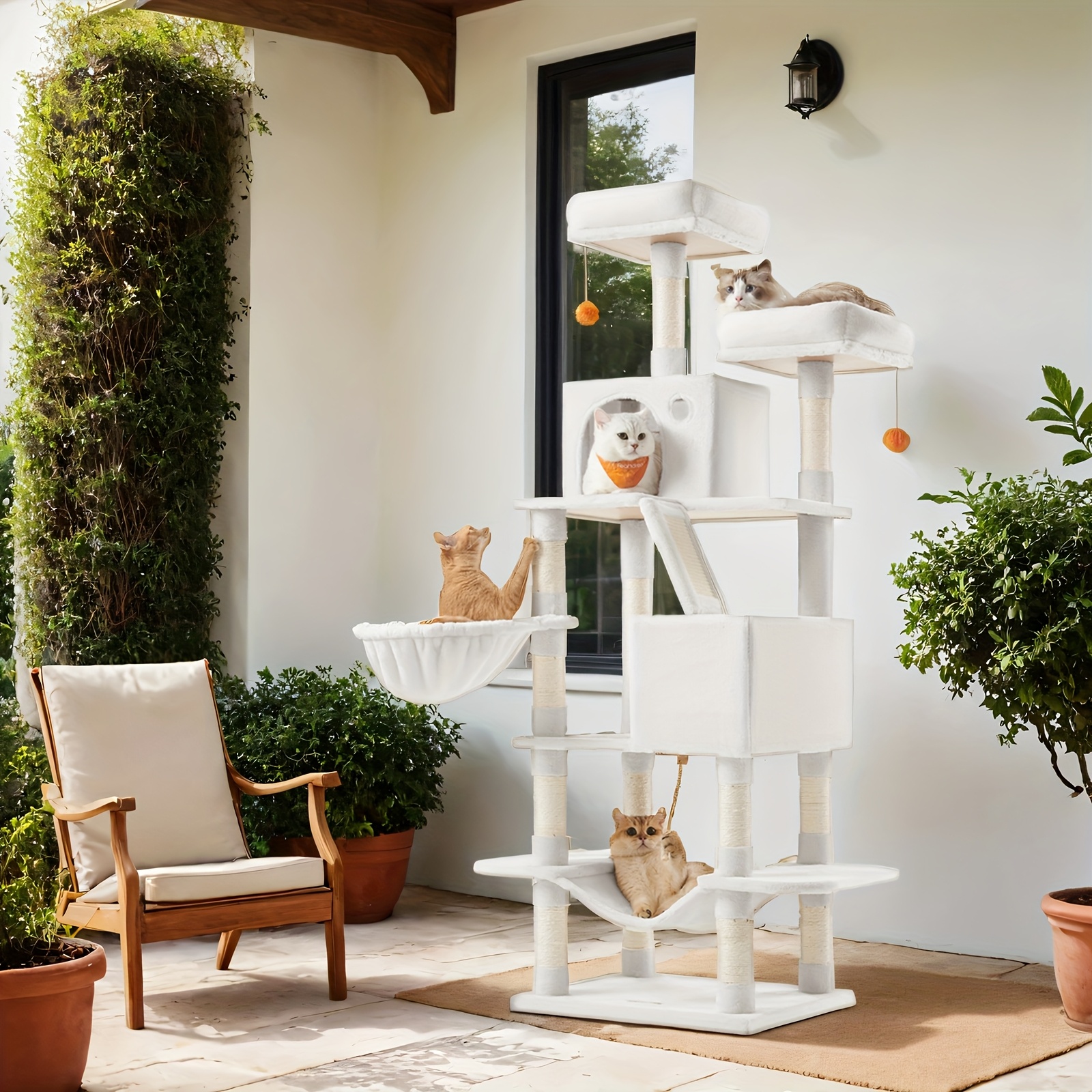 E-shop Großer Katzenbaum mit 168 cm, 13 Kratzstämmen, einer Kratzrampe, zwei Sitzstangen, zwei , einem Korb, einer Hängematte und Pompons