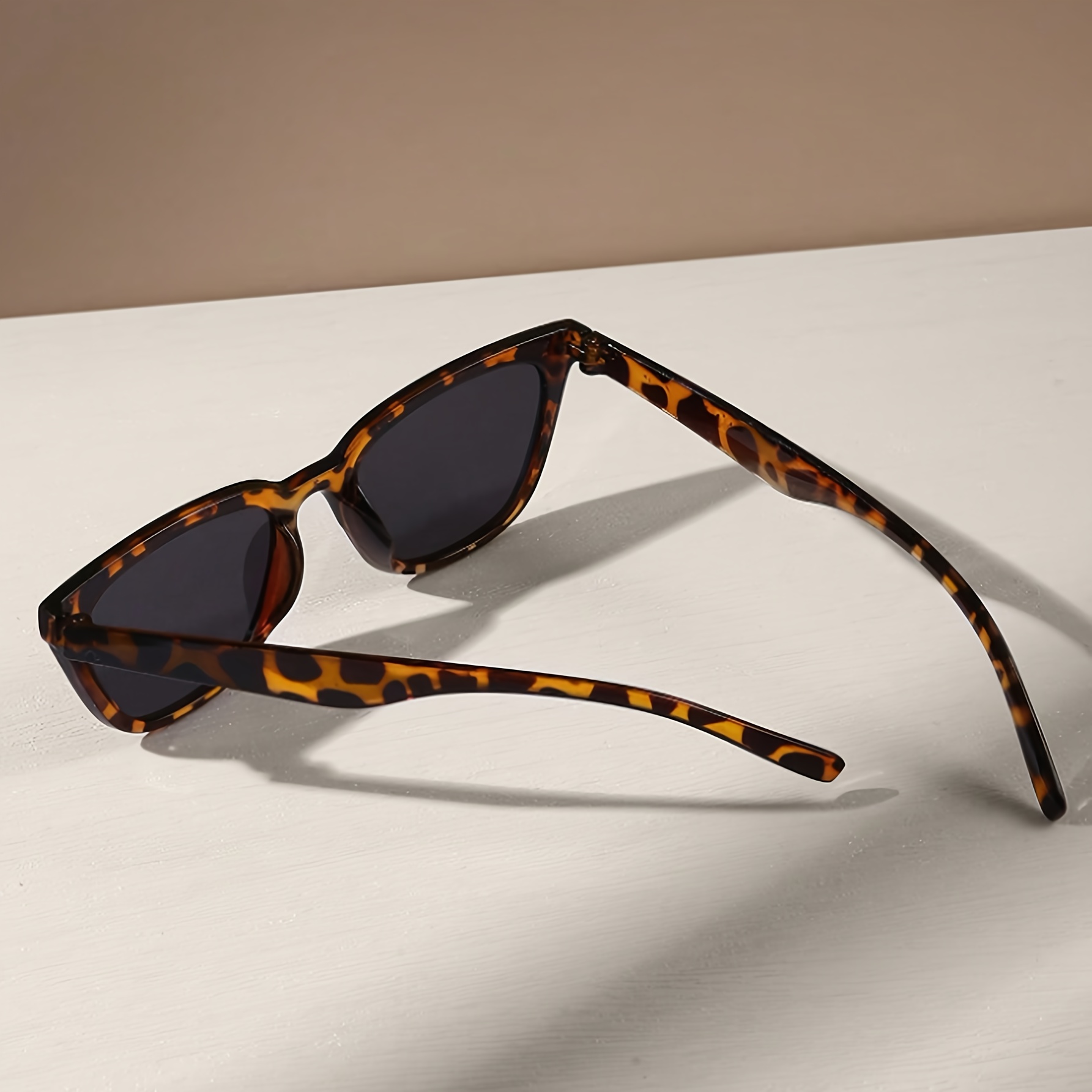 1pc European And American Trendy Cat-Eye Frame Glasses with a Chic Tortoiseshell Design, Retro Fashion Accessory/Lightweight And Durable Glasses Suitable for Everyday Photo Props, Holiday Gifts, Beach Parties, Vacations, And Driving