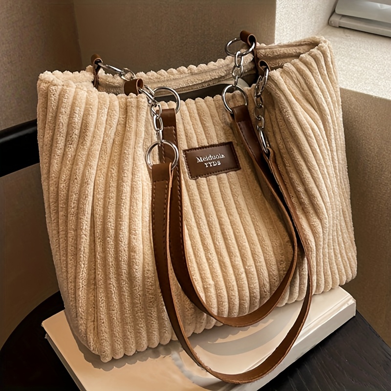 

Sac Fourre-Tout Chic en Velours pour Femme - Sac à Épaule & Bandoulière Spacieux avec Détail de Chaîne, , Fermeture Éclair - Disponible en , Crème, Vert, Noir