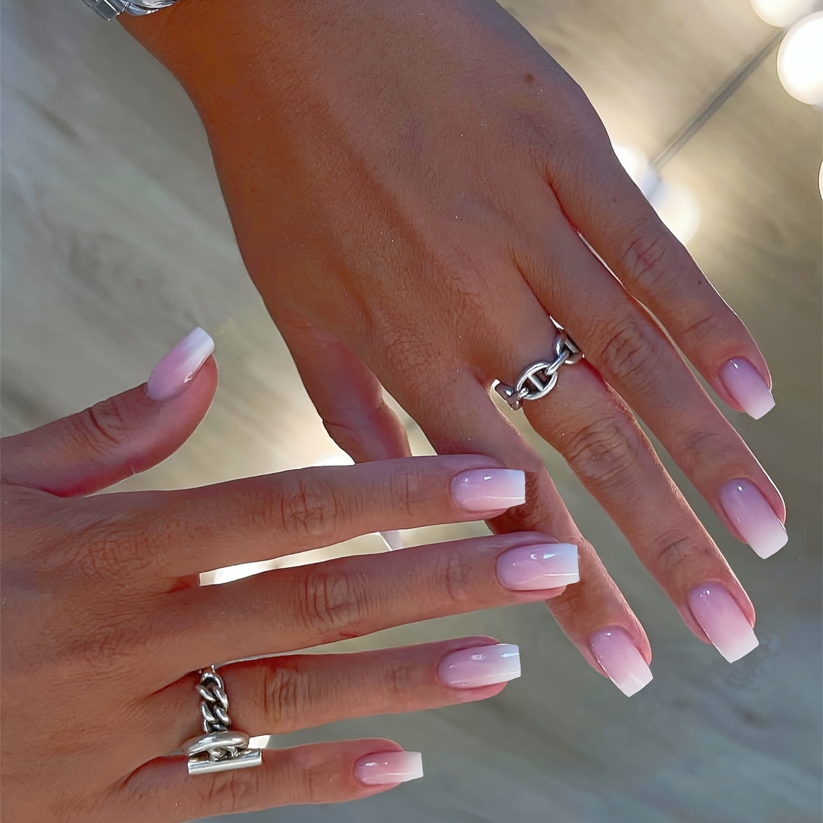 

Ensemble De 24 Faux Ongles Roses Et Blancs Dégradés, Longs Et Carrés, Avec Finition Brillante, Pour Femmes Et Filles, Avec 1 Lime À Ongles Et 1 Feuille De Gelée Adhésive