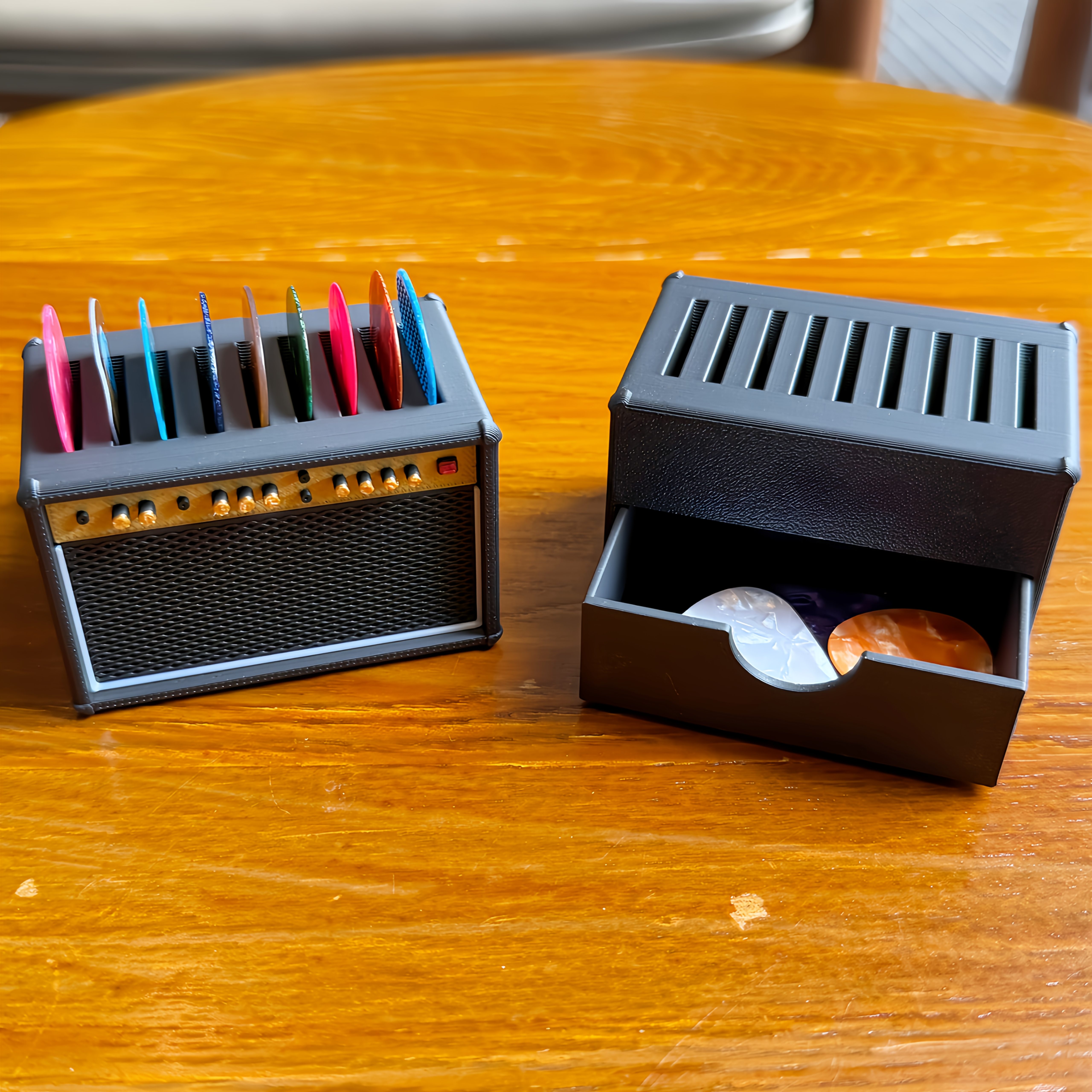 E-shop Neue 1 Stück Gitarrenplektrum Aufbewahrungsbox und 5 Stück Plektrum Set, Zufällige Farbe 0.96mm Dicke, Gitarrenverstärker Form mit 9 Stück