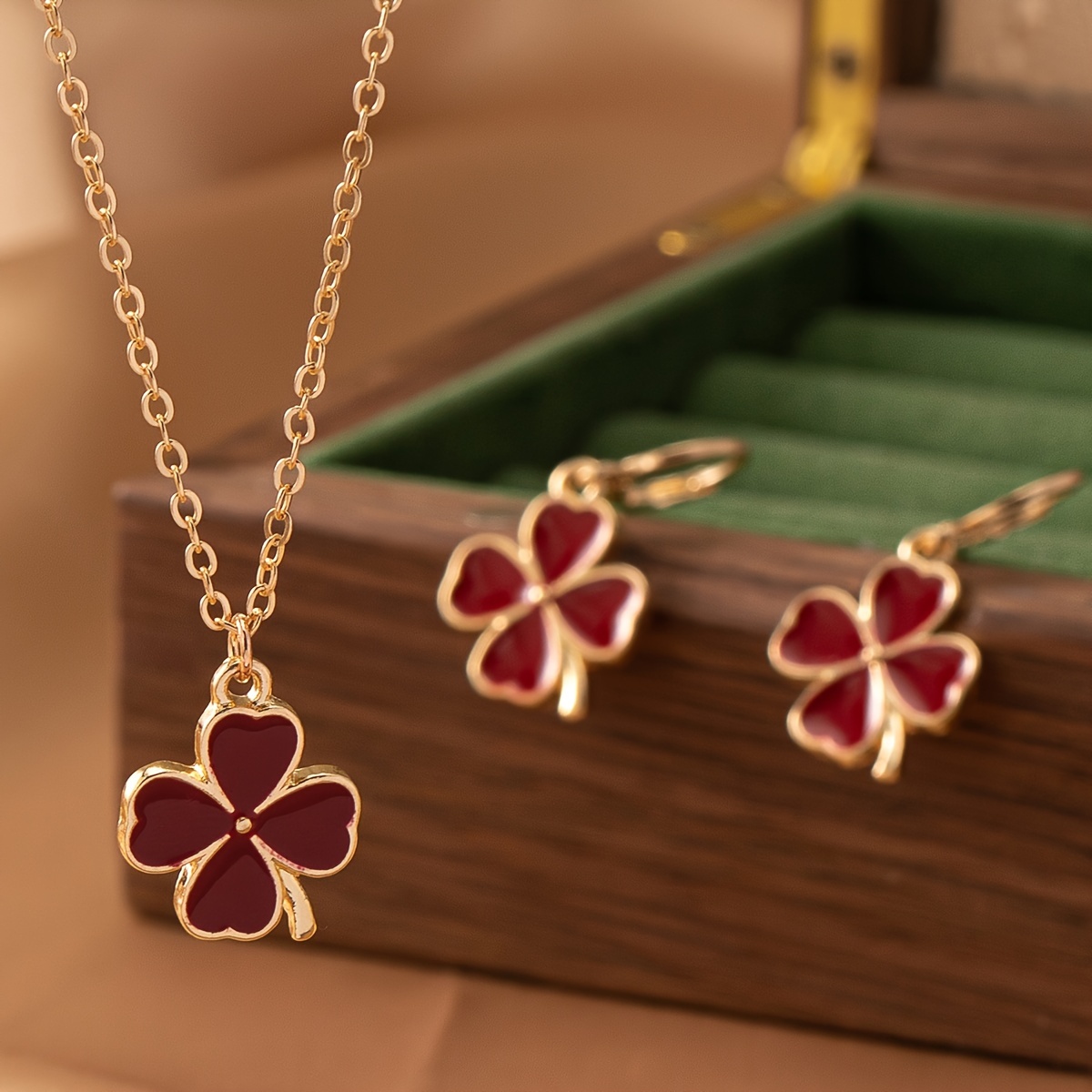 

A Clover Love Necklace And A Pair Of Clover Love Earrings College Style Jewelry Set For Daily Simple And Versatile