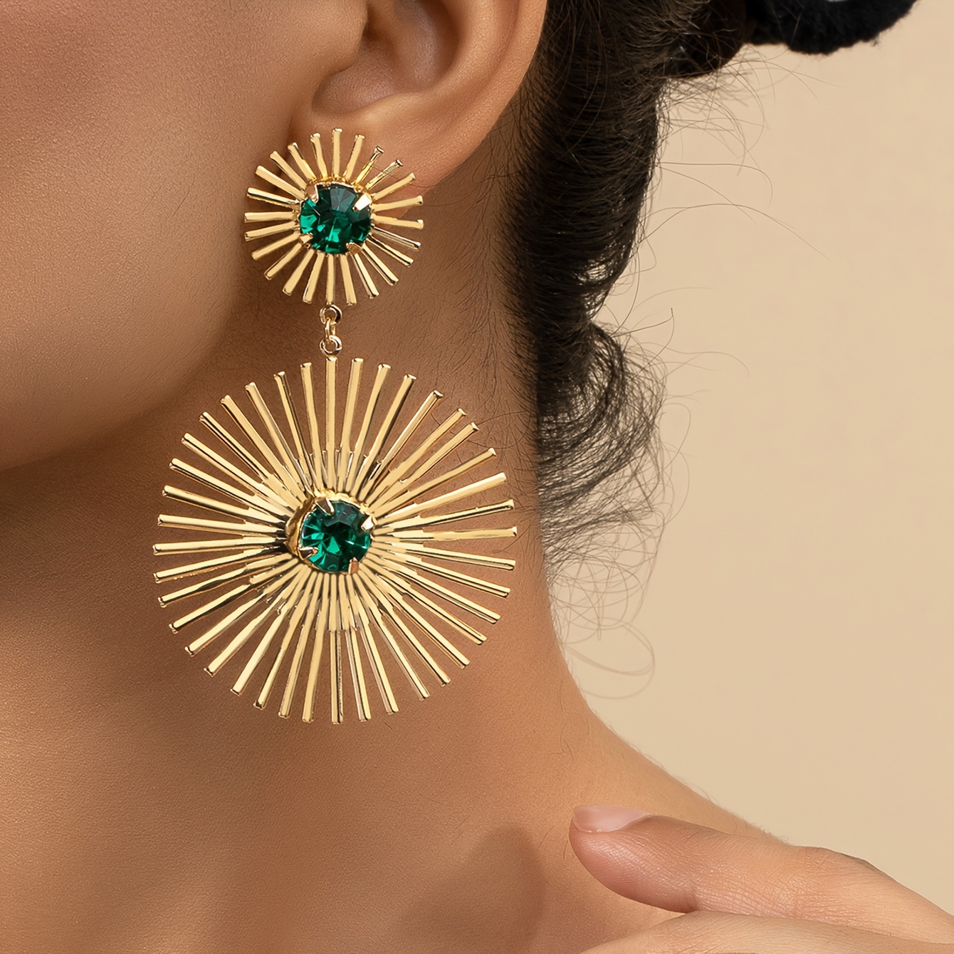 Image of A Pair Of Fashionable And Unique Sunflower Earrings With High-end Design And Accents